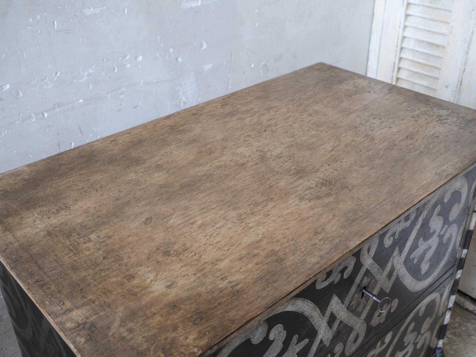 Coppia di comodini francesi - Comodini in patina nera e bianca in vendita 5