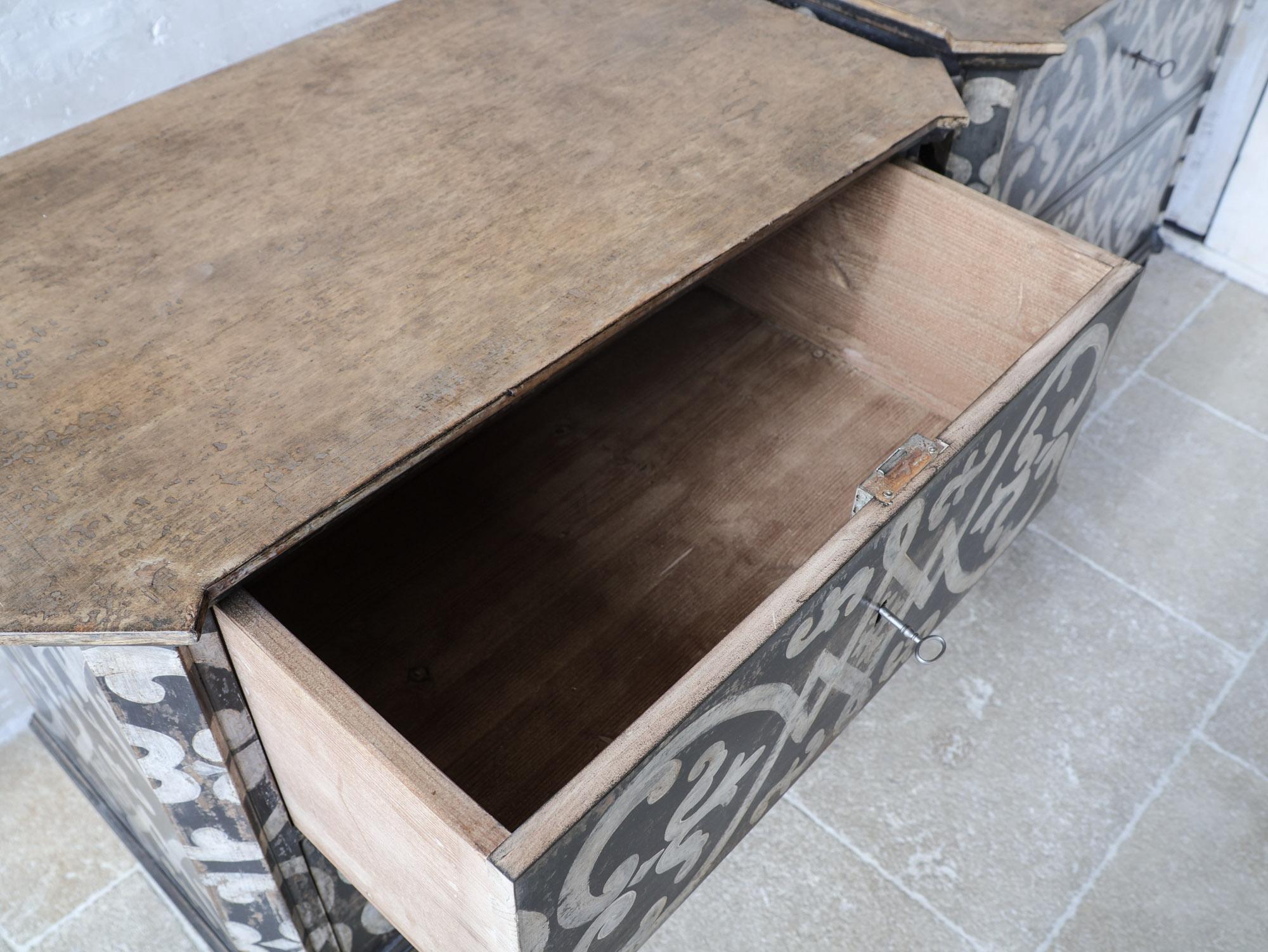Coppia di comodini francesi - Comodini in patina nera e bianca in vendita 8
