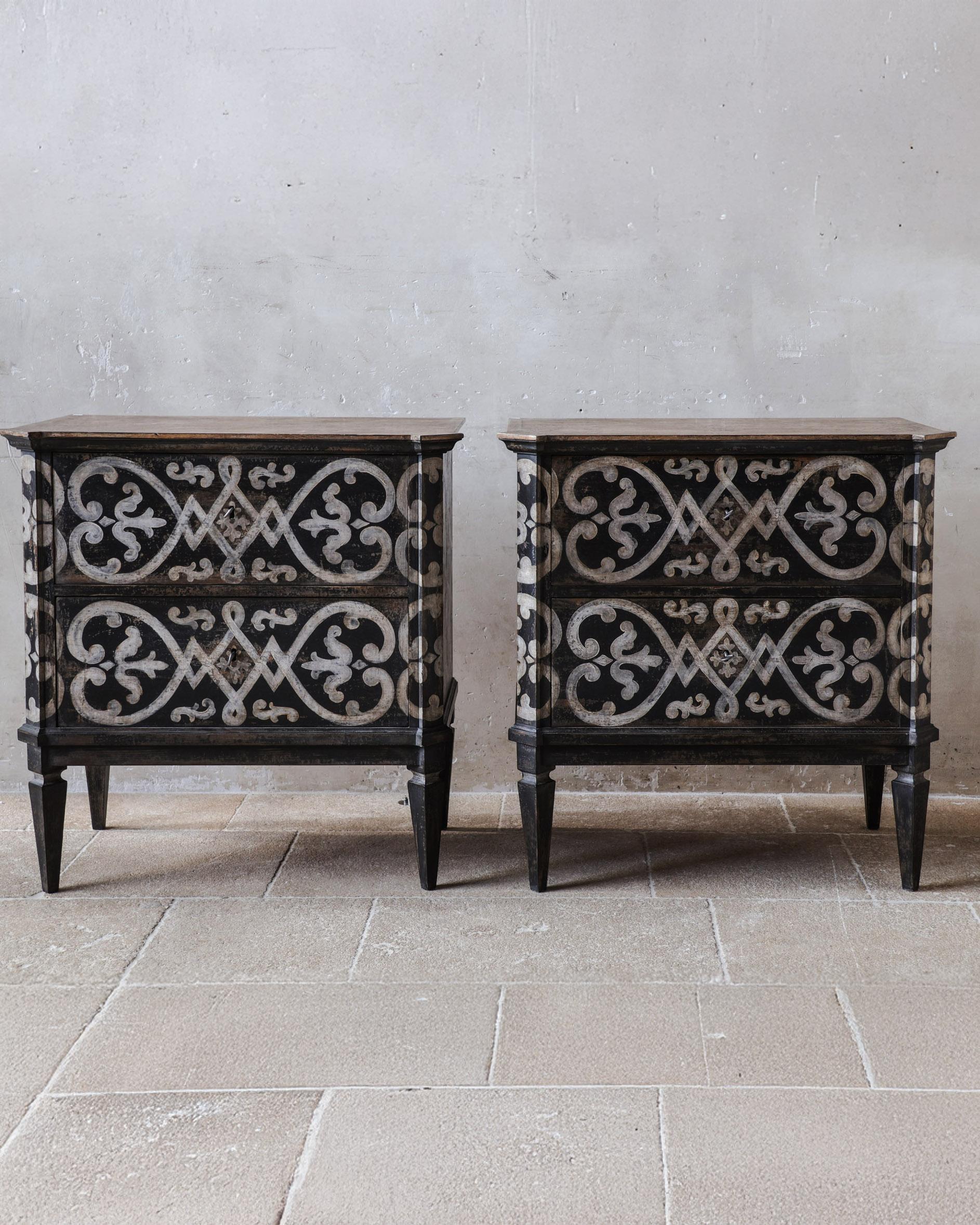 Set di due cassettiere francesi - comodini in stile neoclassico. Questi comodini sono patinati e rifiniti con un grazioso motivo in una splendida patina bianca e nera, rovinata dalle intemperie. Questi armadi si adattano perfettamente a diversi