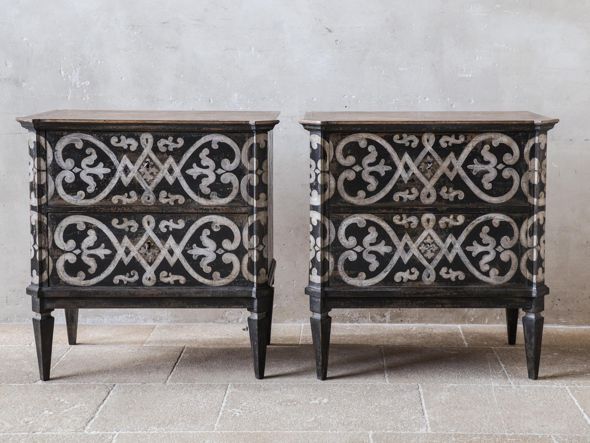 Francese Coppia di comodini francesi - Comodini in patina nera e bianca in vendita