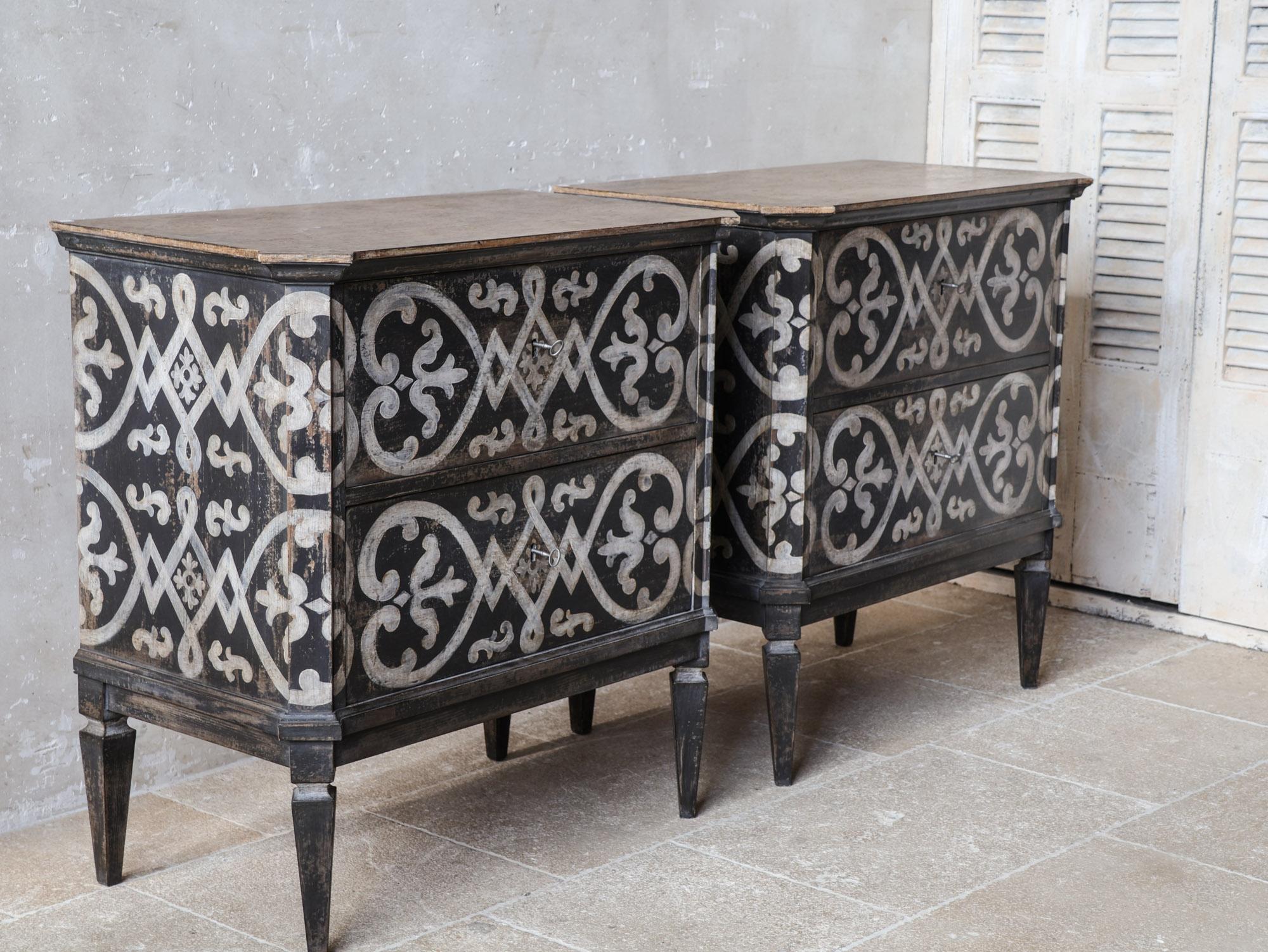 Pino Coppia di comodini francesi - Comodini in patina nera e bianca in vendita