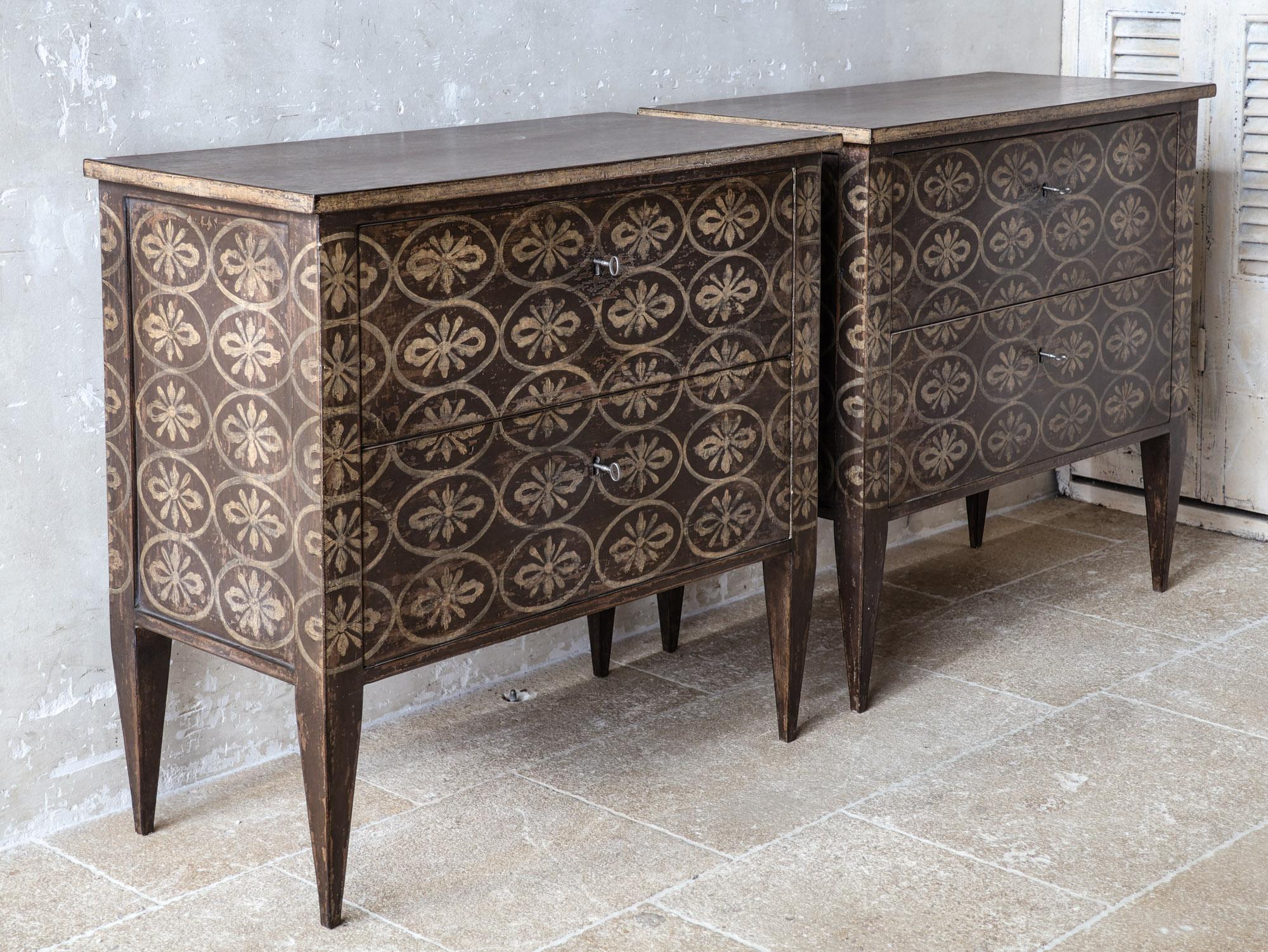 Zwei französische Nachttische im Landhausstil - Nachttische in Brown und Cream Patina im Angebot 3