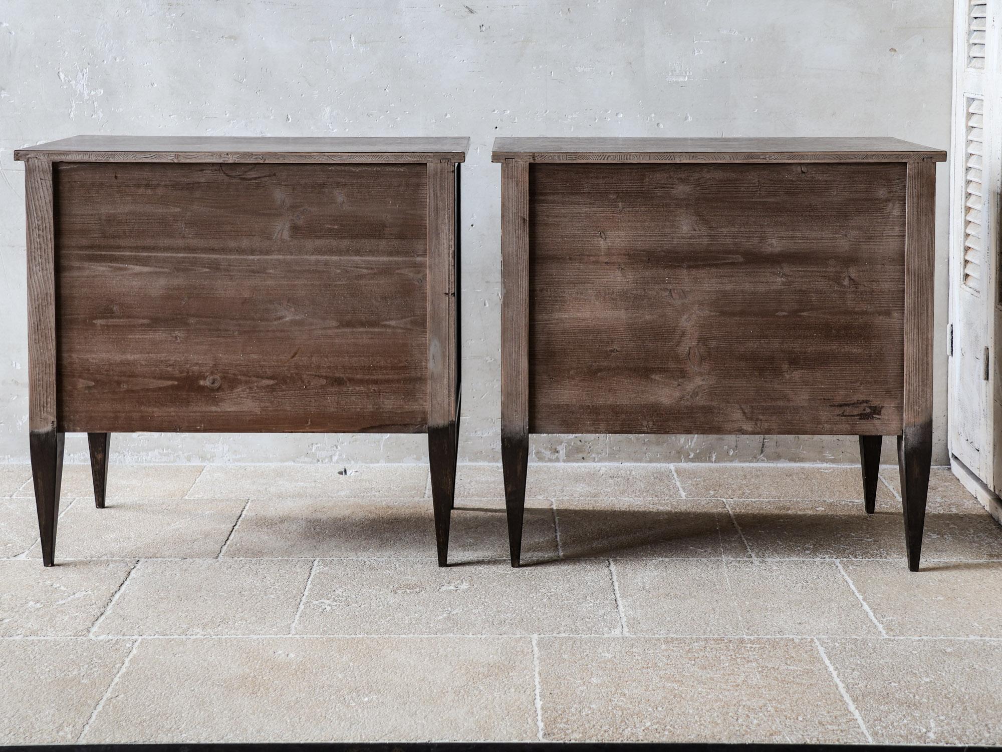 Zwei französische Nachttische im Landhausstil - Nachttische in Brown und Cream Patina im Angebot 4