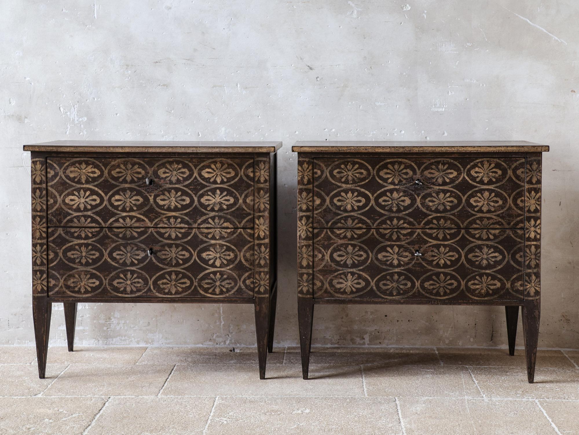 Set aus zwei französischen Kommoden - Nachttische im französischen Landhausstil. Diese Kommoden wurden mit einer schönen, verwitterten braunen Patina überzogen und mit einem charmanten Muster in Creme versehen. Sie passen perfekt zu verschiedenen