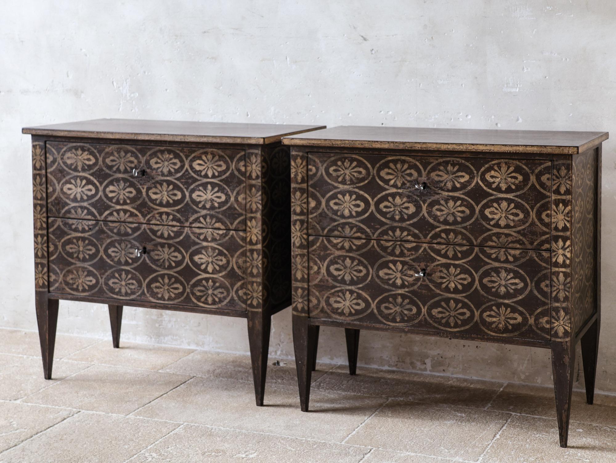 Zwei französische Nachttische im Landhausstil - Nachttische in Brown und Cream Patina (Französisch) im Angebot