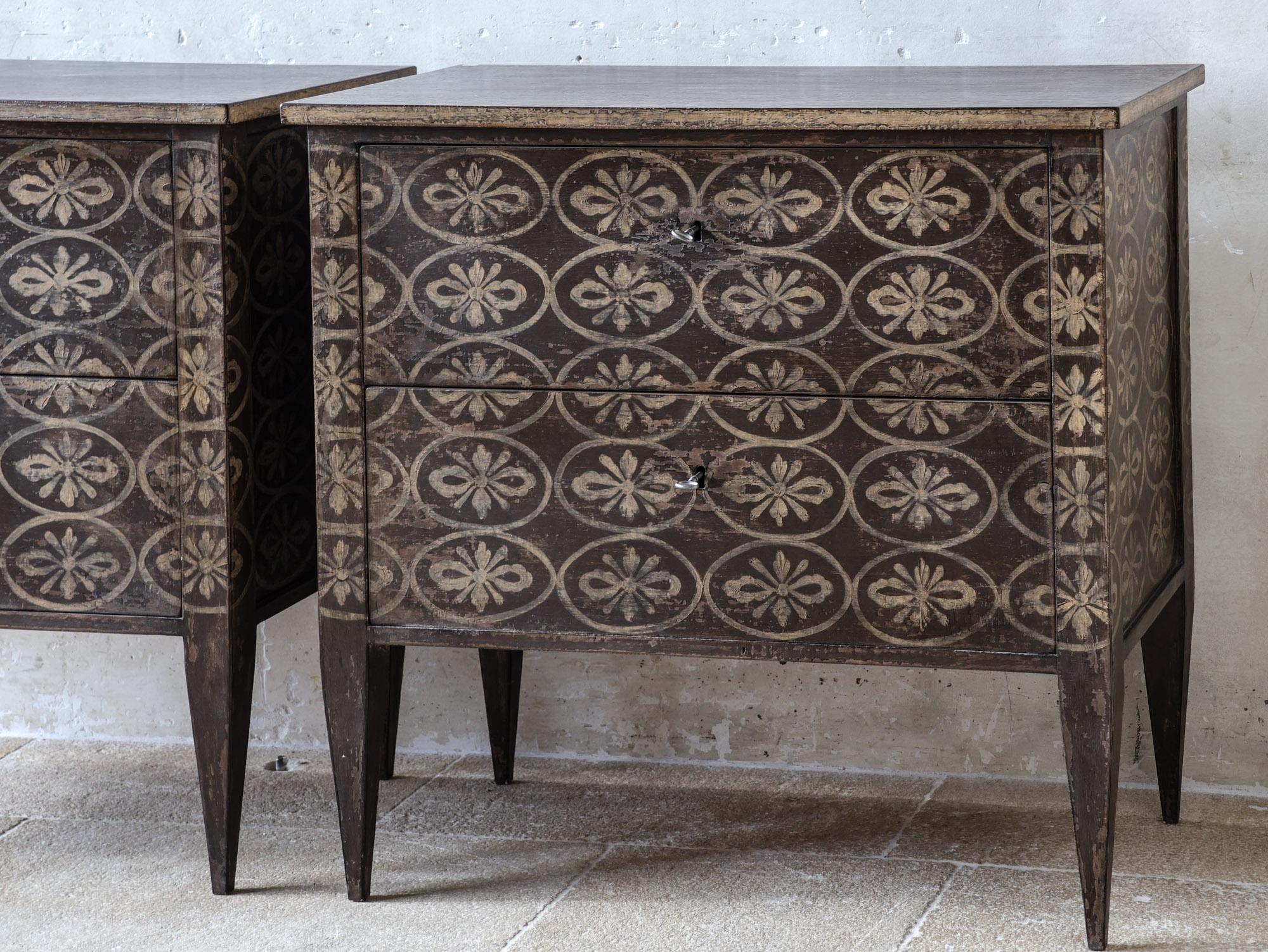 Zwei französische Nachttische im Landhausstil - Nachttische in Brown und Cream Patina (Patiniert) im Angebot