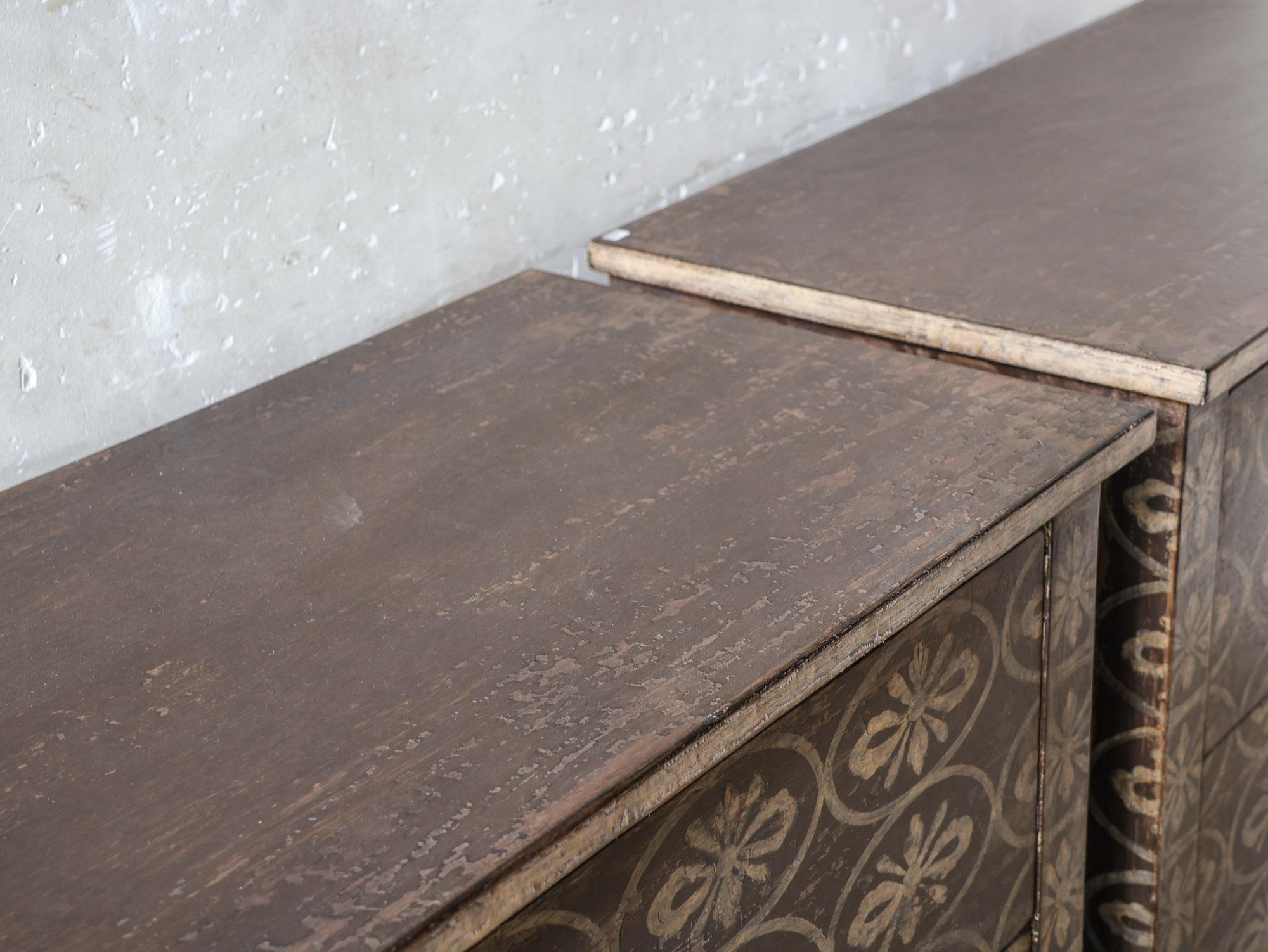 Zwei französische Nachttische im Landhausstil - Nachttische in Brown und Cream Patina (21. Jahrhundert und zeitgenössisch) im Angebot