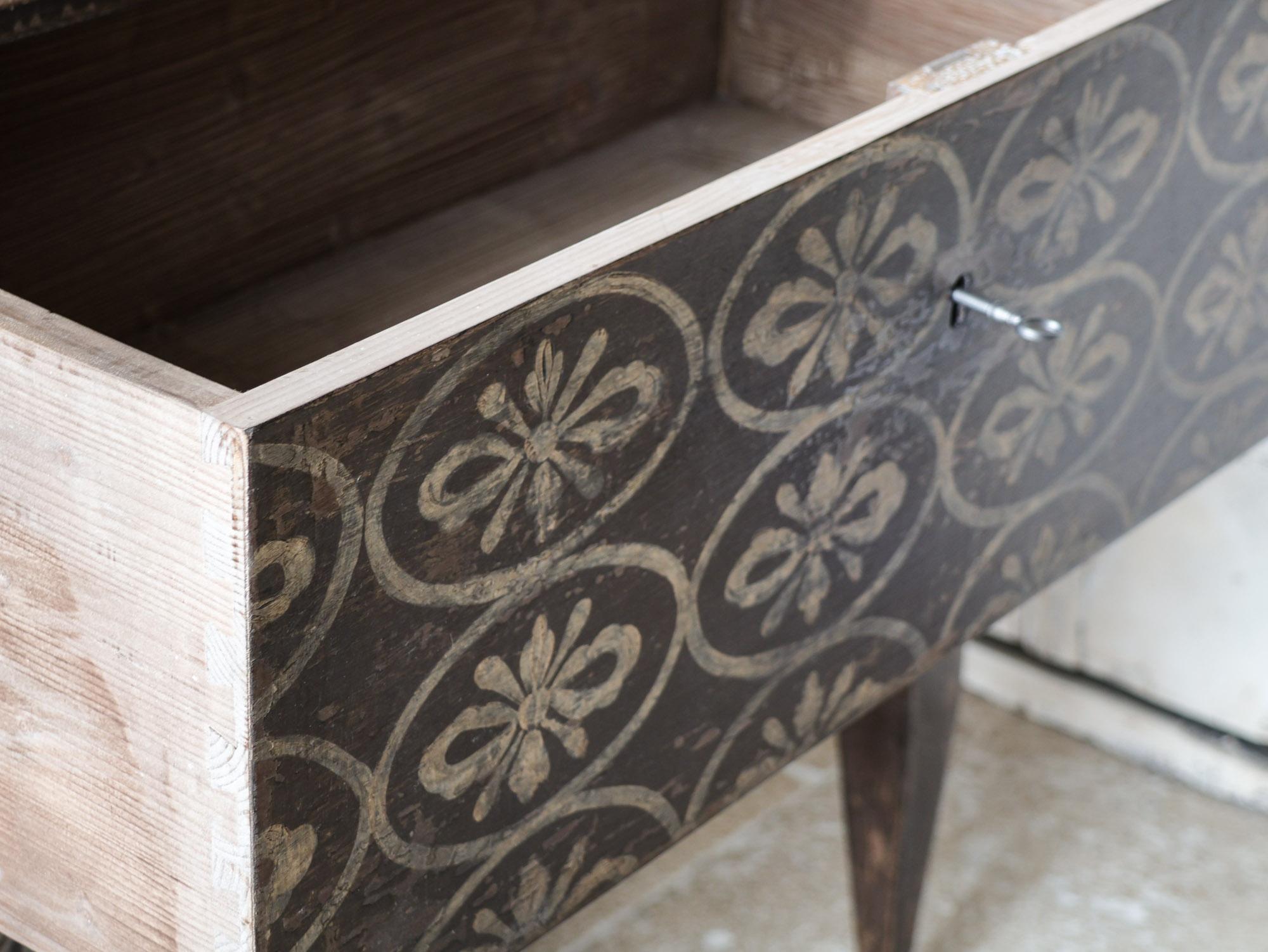 Zwei französische Nachttische im Landhausstil - Nachttische in Brown und Cream Patina im Angebot 1