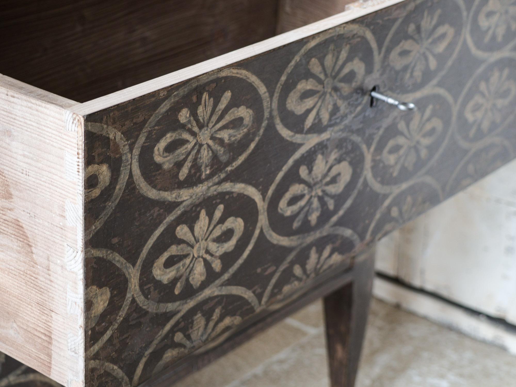 Zwei französische Nachttische im Landhausstil - Nachttische in Brown und Cream Patina im Angebot 2