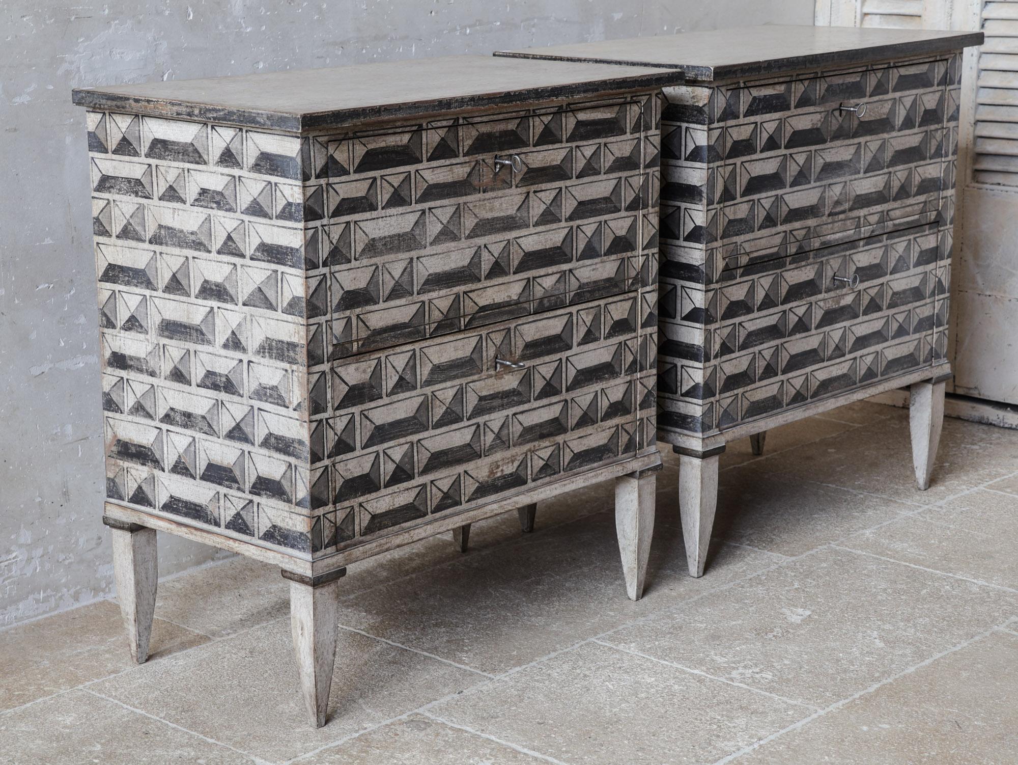 Paire de tables de chevet - tables de nuit en patine grise et crème en vente 3