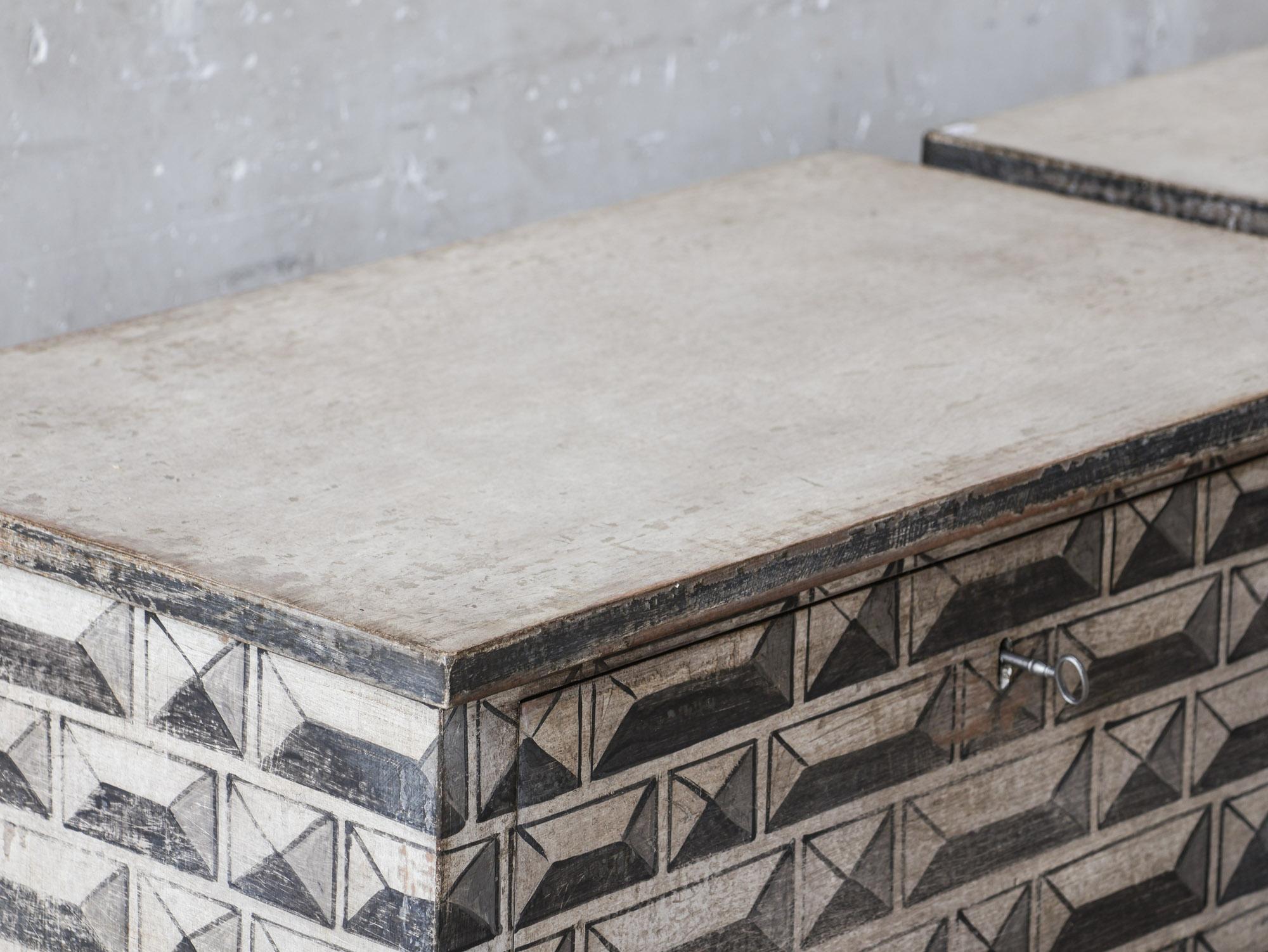 Paire de tables de chevet - tables de nuit en patine grise et crème en vente 4
