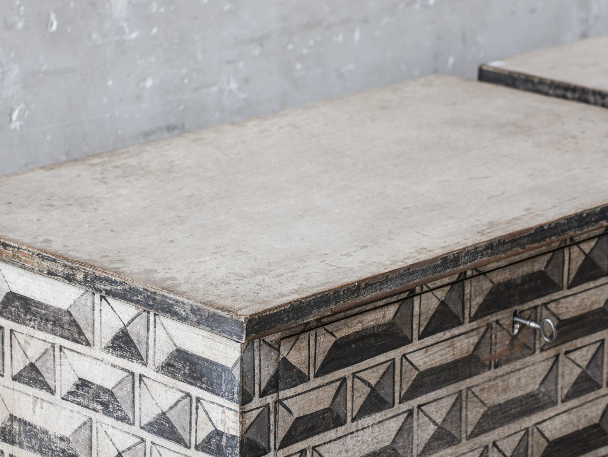 Paire de tables de chevet - tables de nuit en patine grise et crème en vente 5