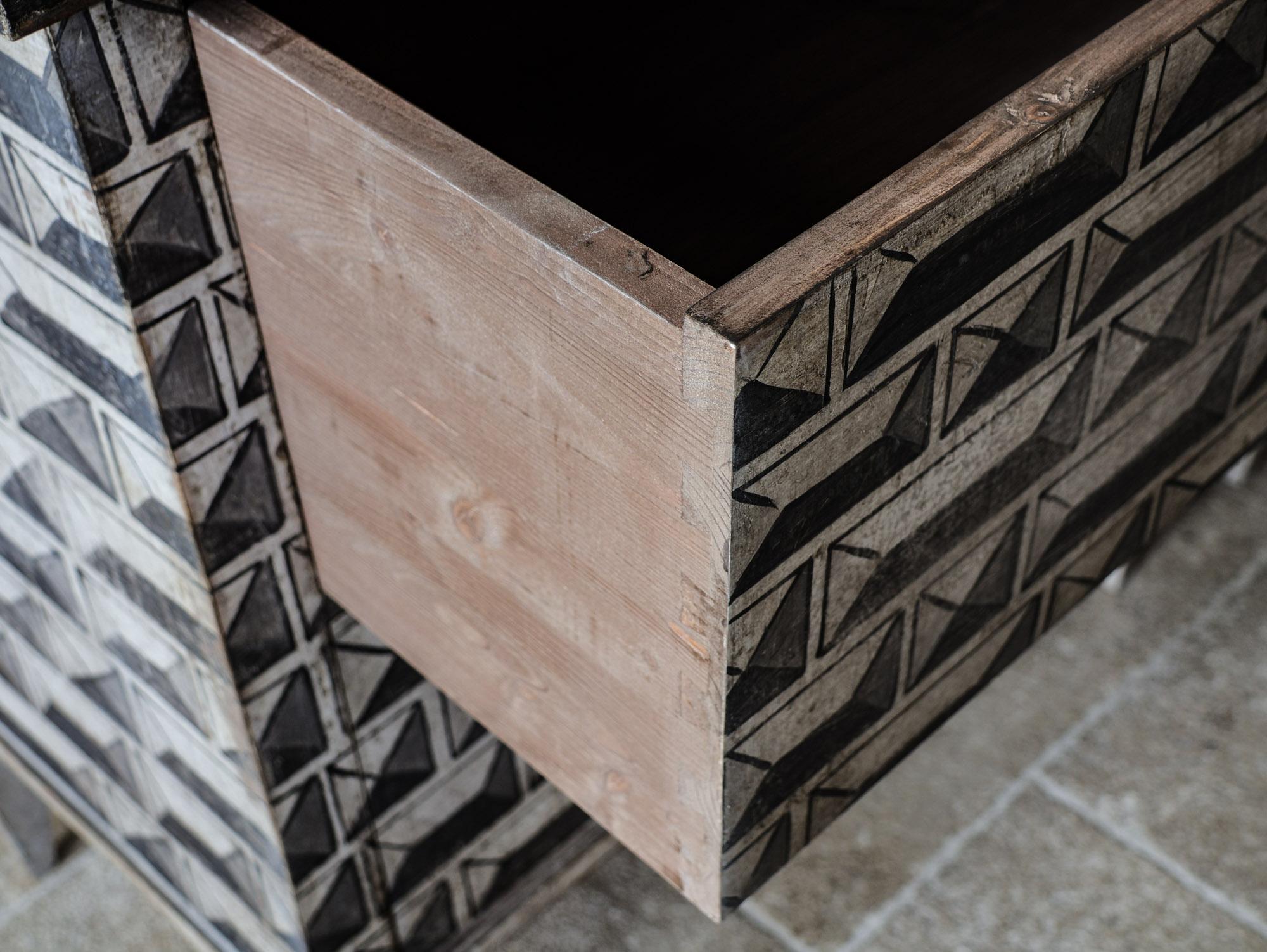 Paire de tables de chevet - tables de nuit en patine grise et crème en vente 6