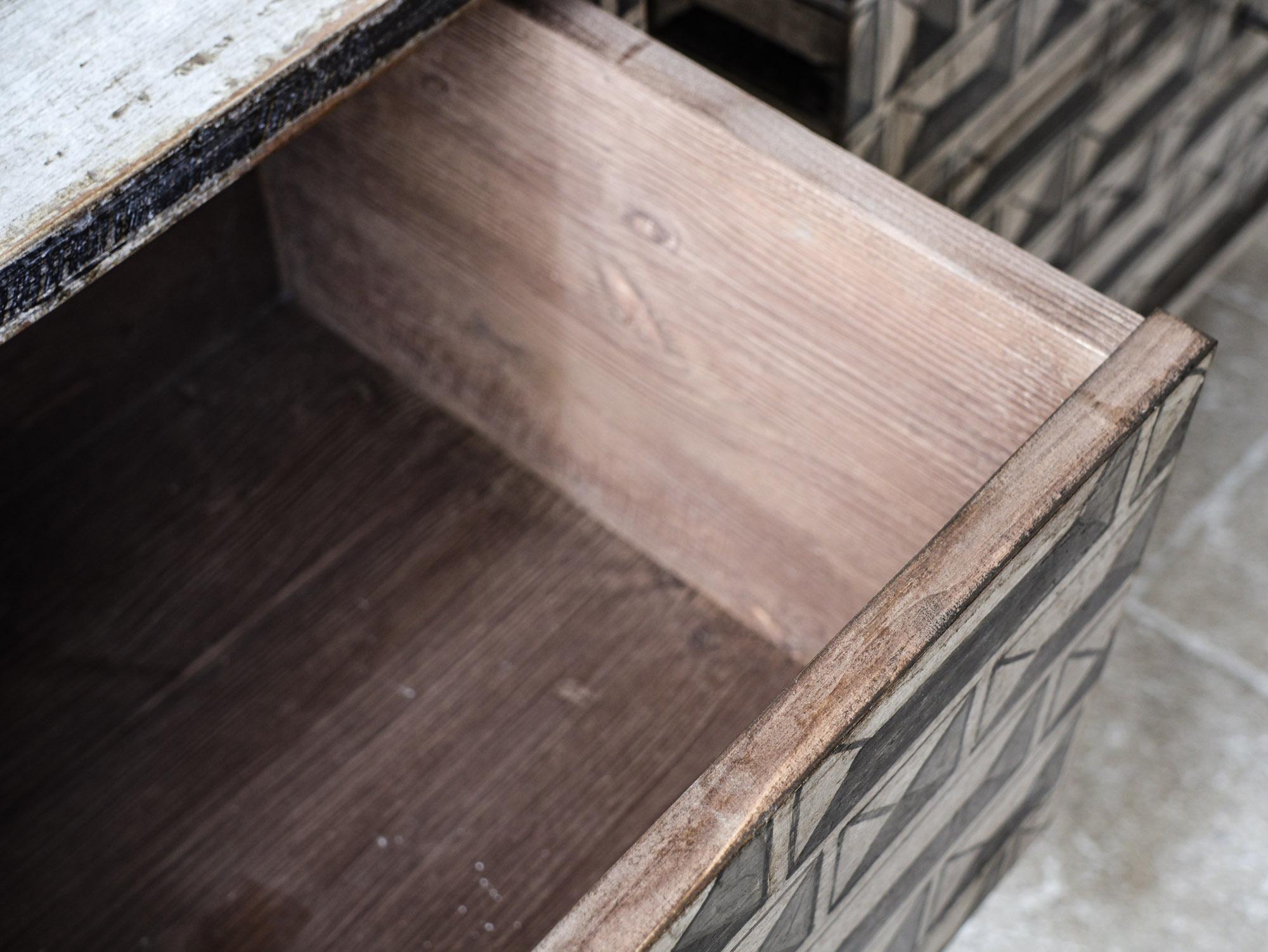 Paire de tables de chevet - tables de nuit en patine grise et crème en vente 7