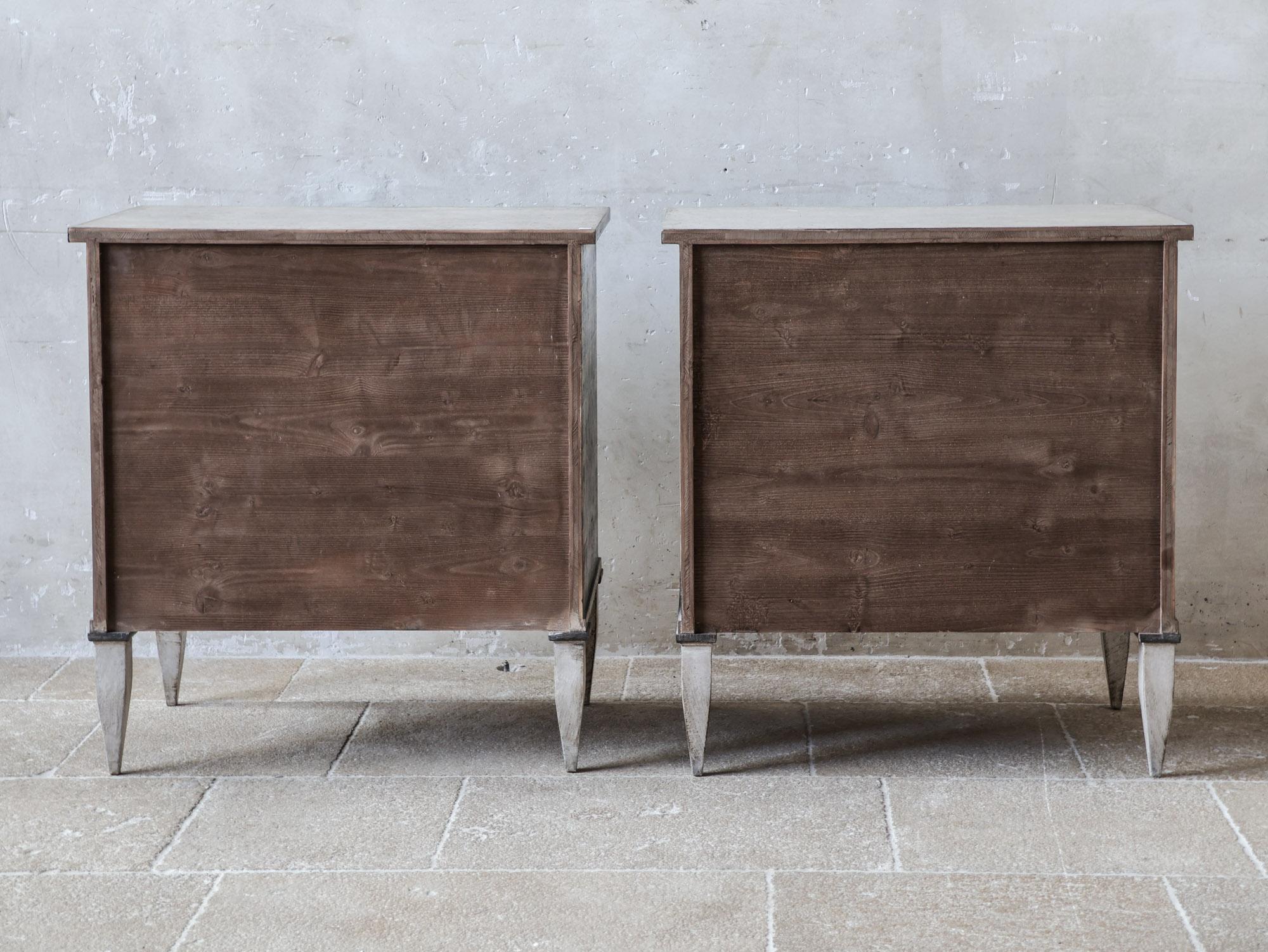 Paire de tables de chevet - tables de nuit en patine grise et crème en vente 9