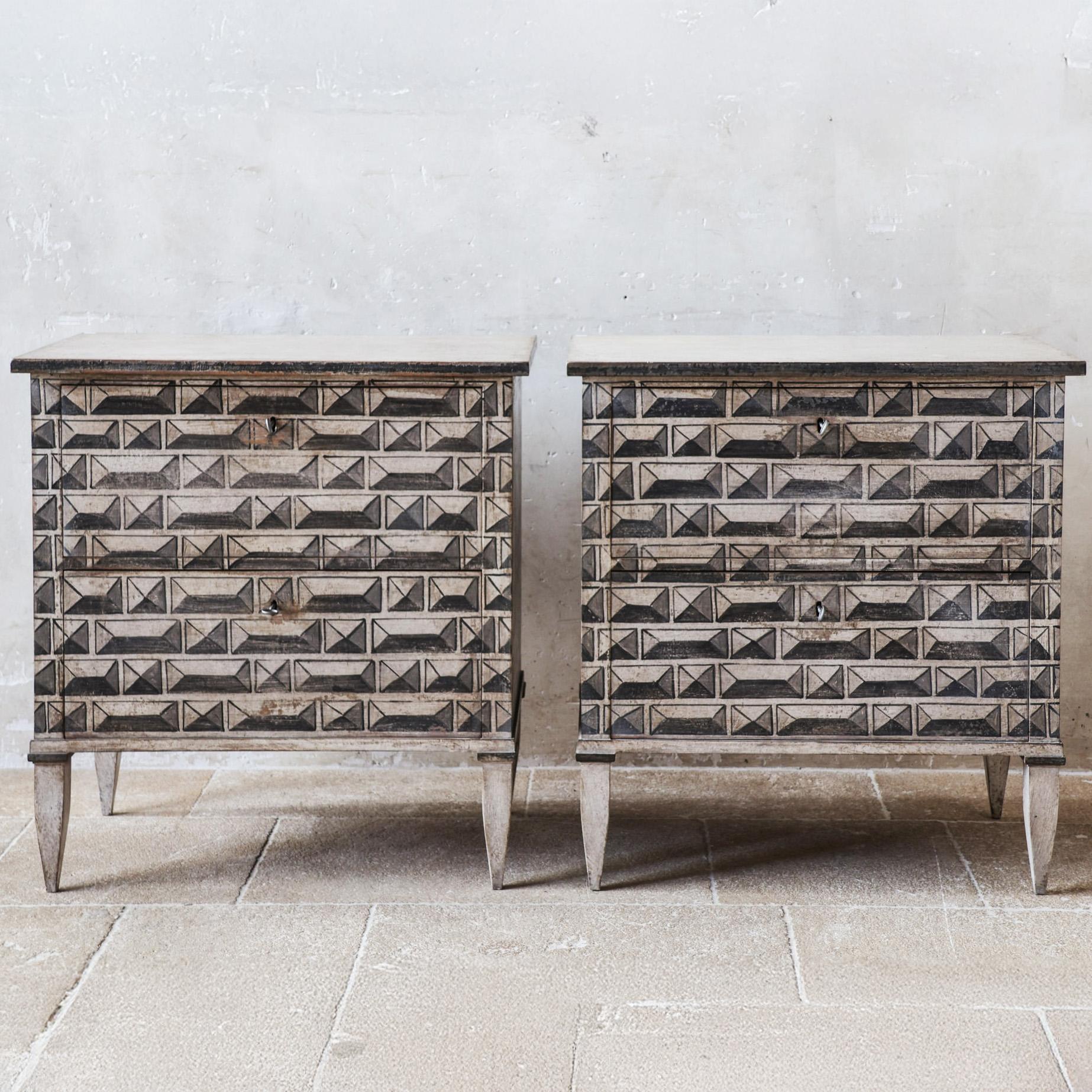 Ensemble de deux commodes - tables de nuit de style Farmhouse. Ces commodes ont été patinées avec une belle patine blanc-crème altérée et finies avec un charmant motif de carreaux en noir-gris. Ils s'intègrent parfaitement à différents styles