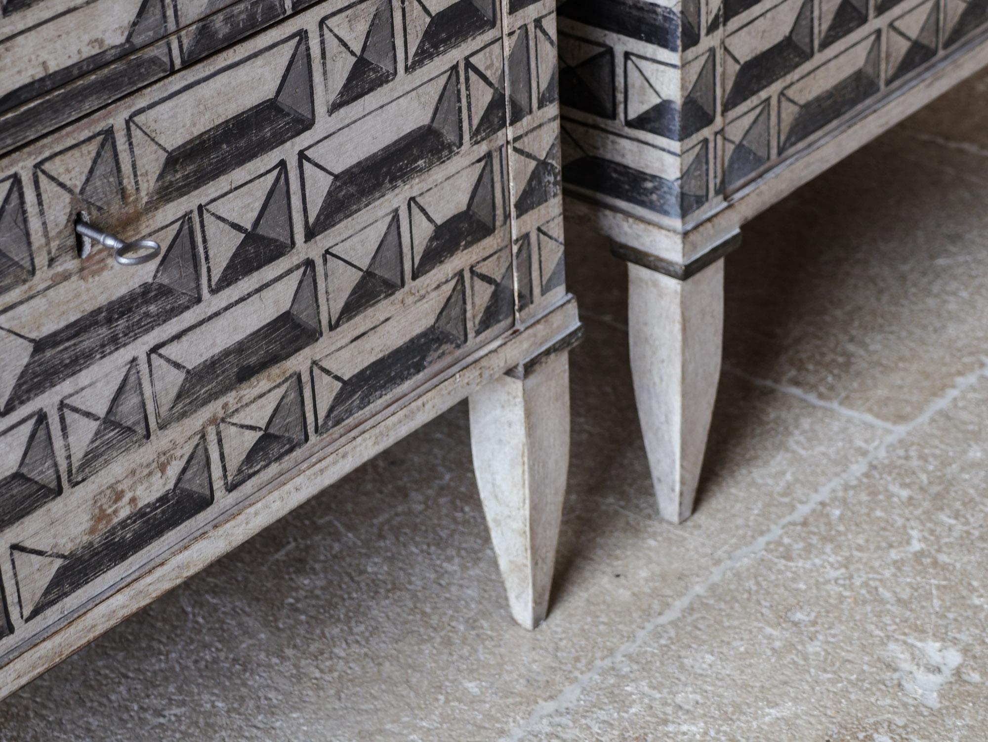 Paire de tables de chevet - tables de nuit en patine grise et crème en vente 1