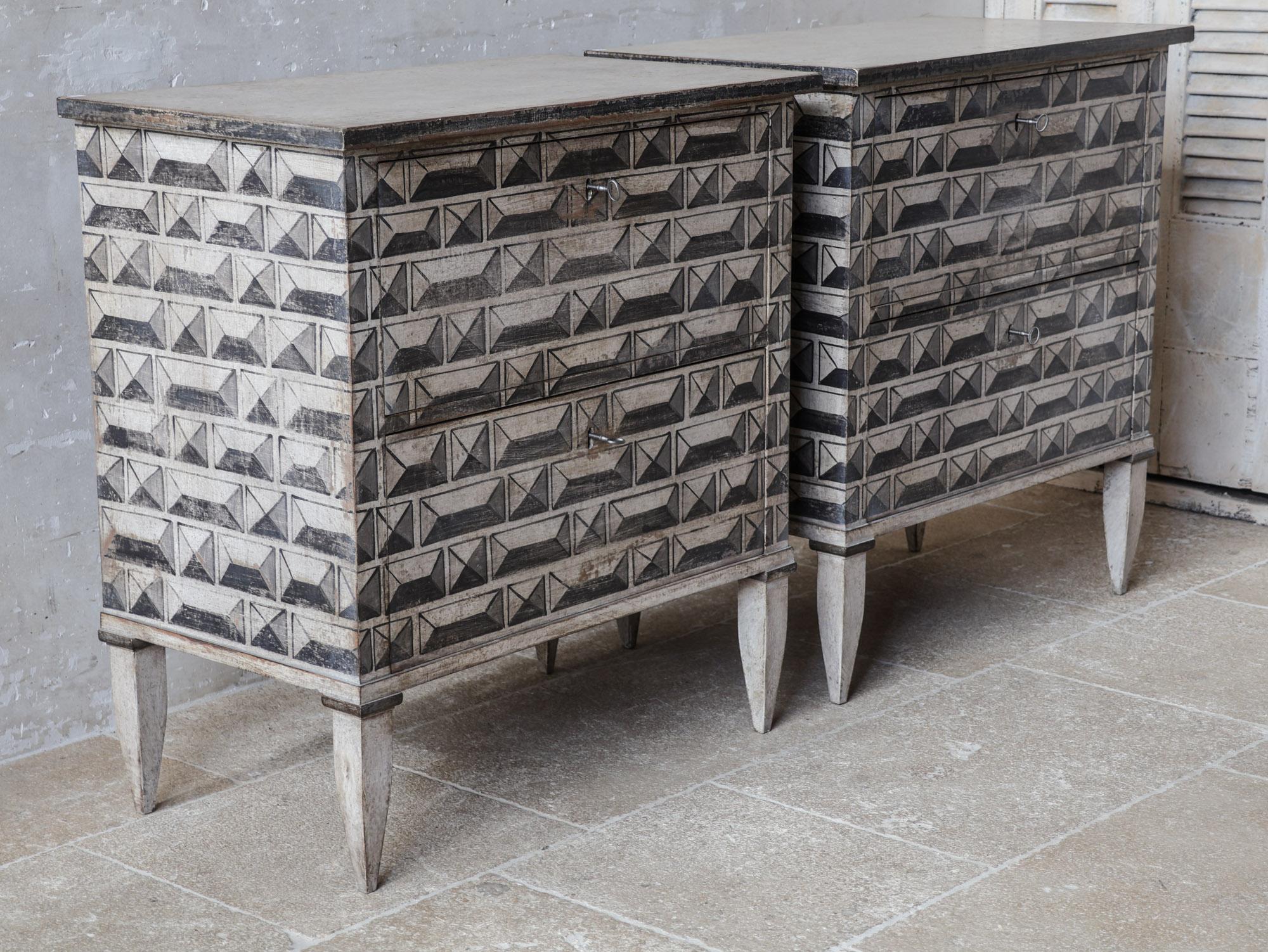 Paire de tables de chevet - tables de nuit en patine grise et crème en vente 2