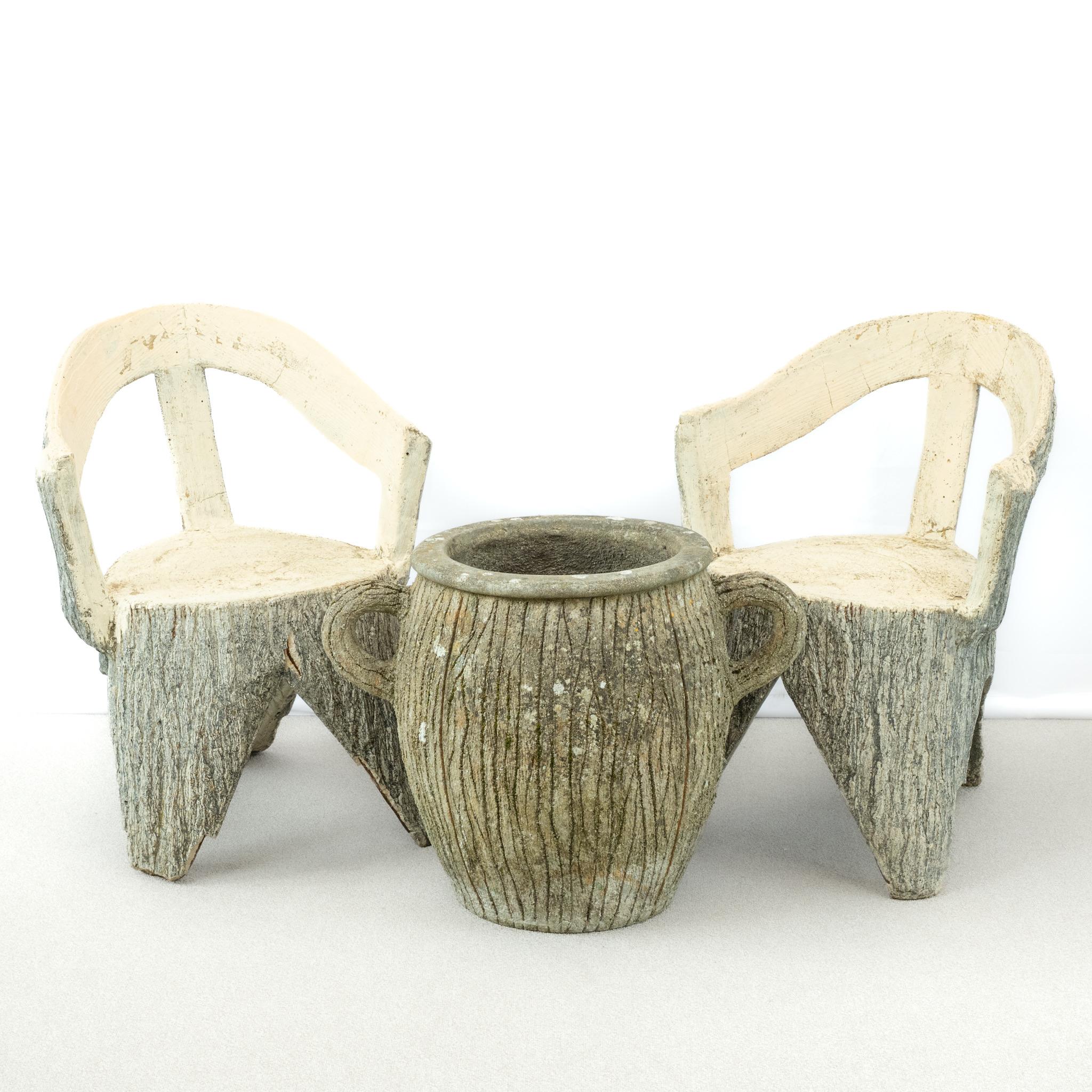 Una coppia di sedie Faux Boi, di solida costruzione.
Può essere utilizzato all'interno o all'esterno.
In figura: vaso in faux bois.

Francia, circa 1980.

Altezza dello schienale -75 cm
Larghezza - 60 cm 
Profondità - 53 cm
Per favore, scrivete un