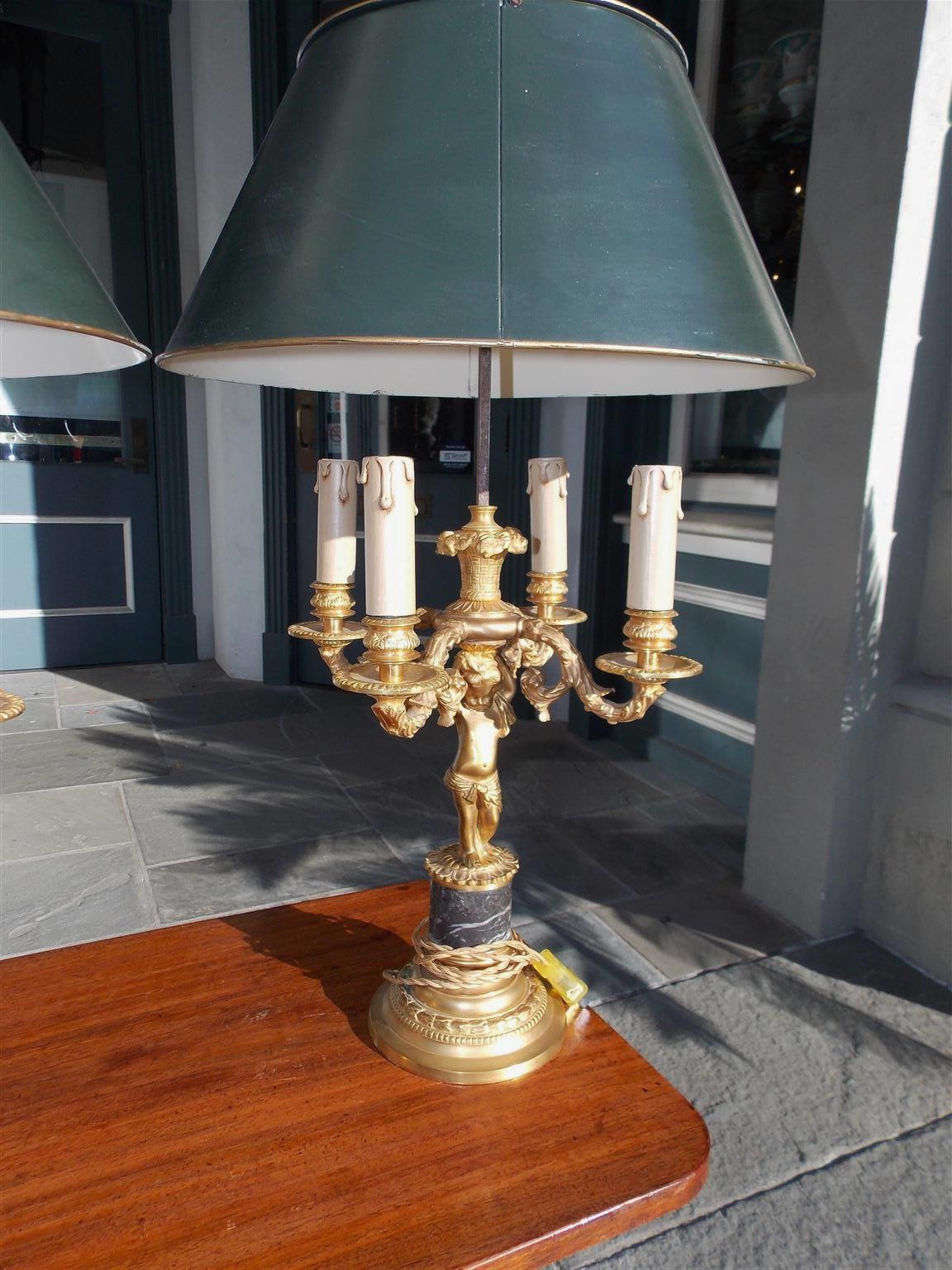 Milieu du XIXe siècle Paire de lampes Bouillotte à quatre lumières en bronze doré & en marbre:: C. 1840 en vente
