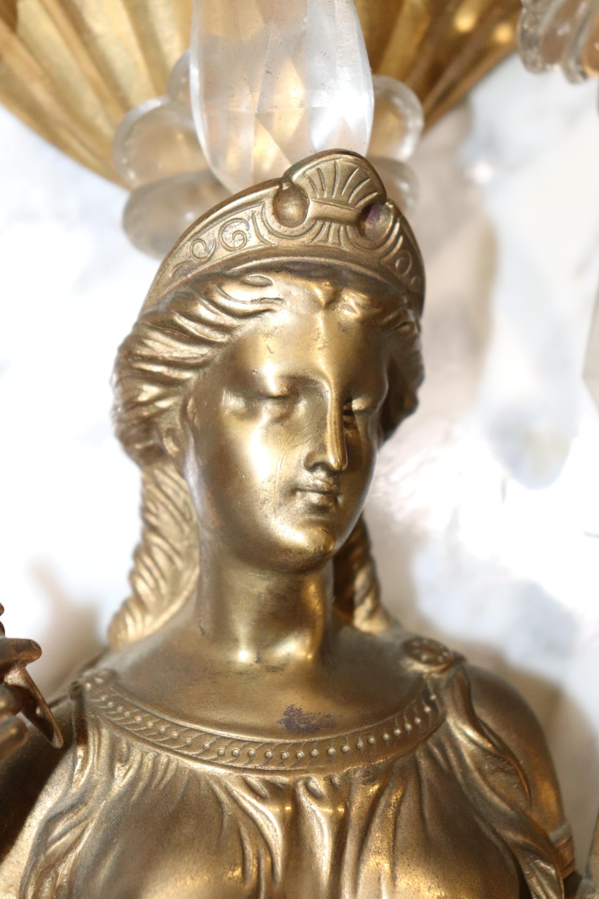 Paire d'appliques figuratives françaises à plusieurs lumières en métal et marbre en vente 3