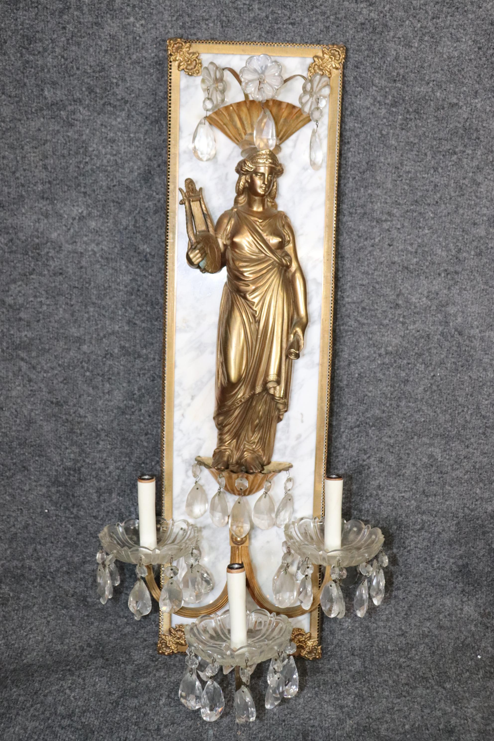 Dimensioni: H. 30 1/4in L: 13 1/4in D: 9 1/2in 
Questa coppia di applique figurative francesi in metallo e marmo è perfetta per te e per la tua casa! Questa coppia è destinata a dare un senso di lusso, eleganza e raffinatezza e sarà sicuramente un