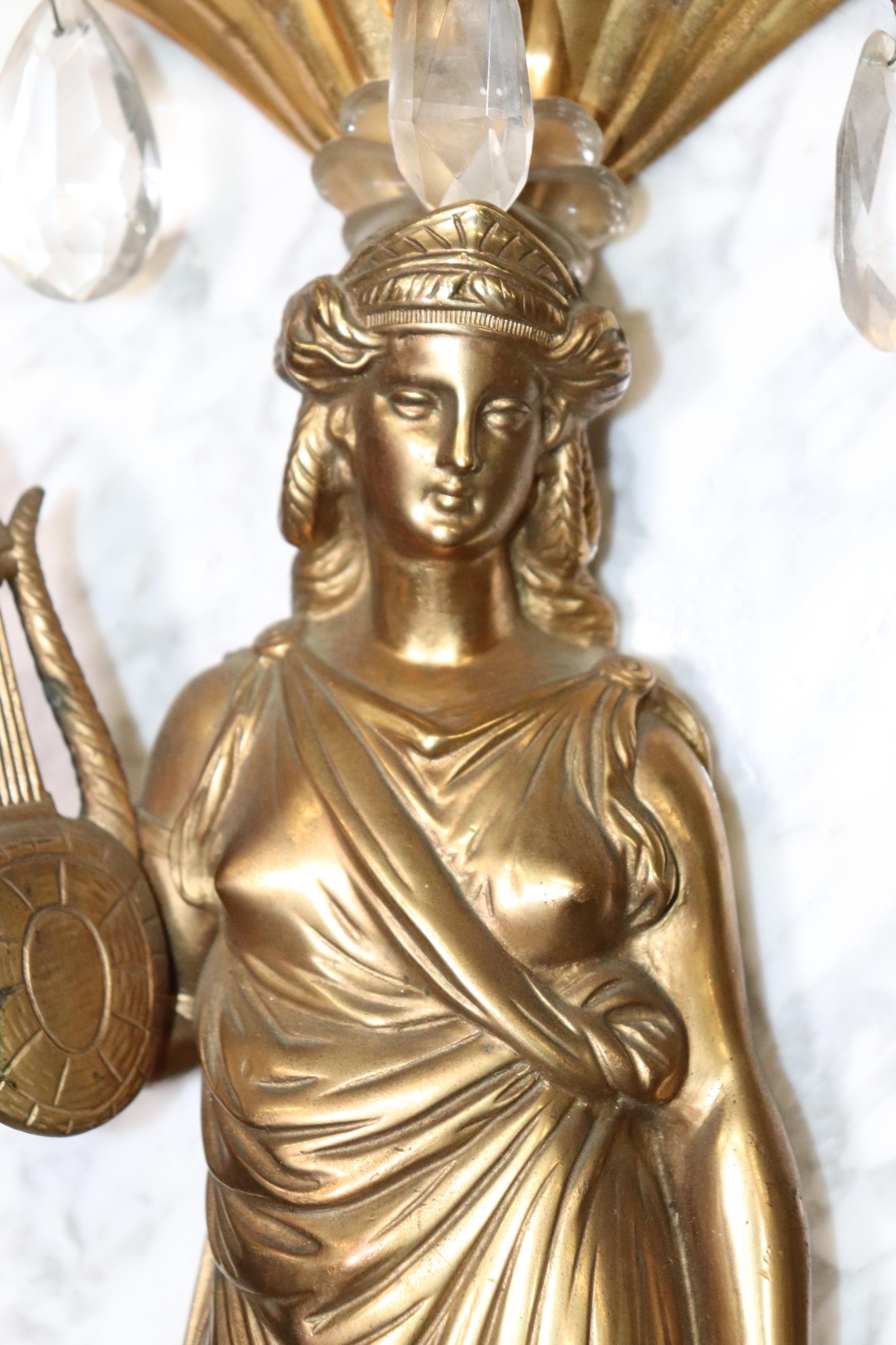 Métal Paire d'appliques figuratives françaises à plusieurs lumières en métal et marbre en vente