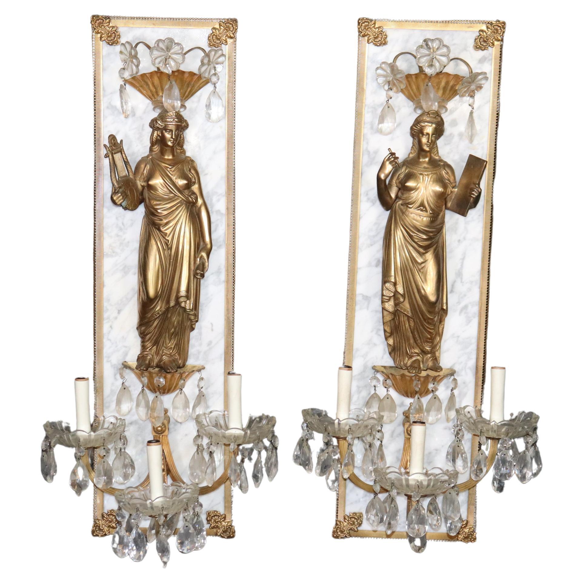 Paire d'appliques figuratives françaises à plusieurs lumières en métal et marbre en vente