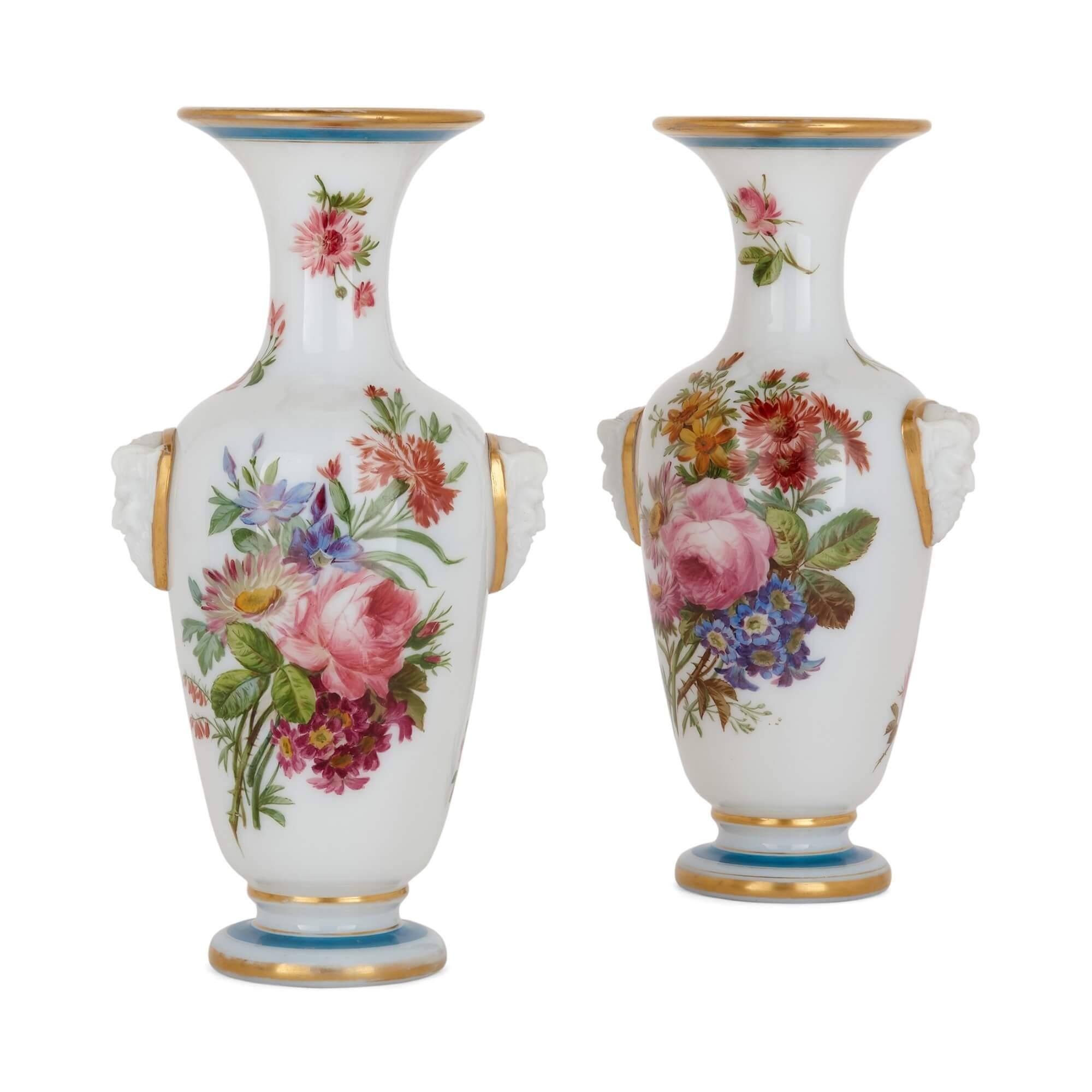 Belle Époque Paire de vases français en verre opalin à motifs floraux de Baccarat en vente