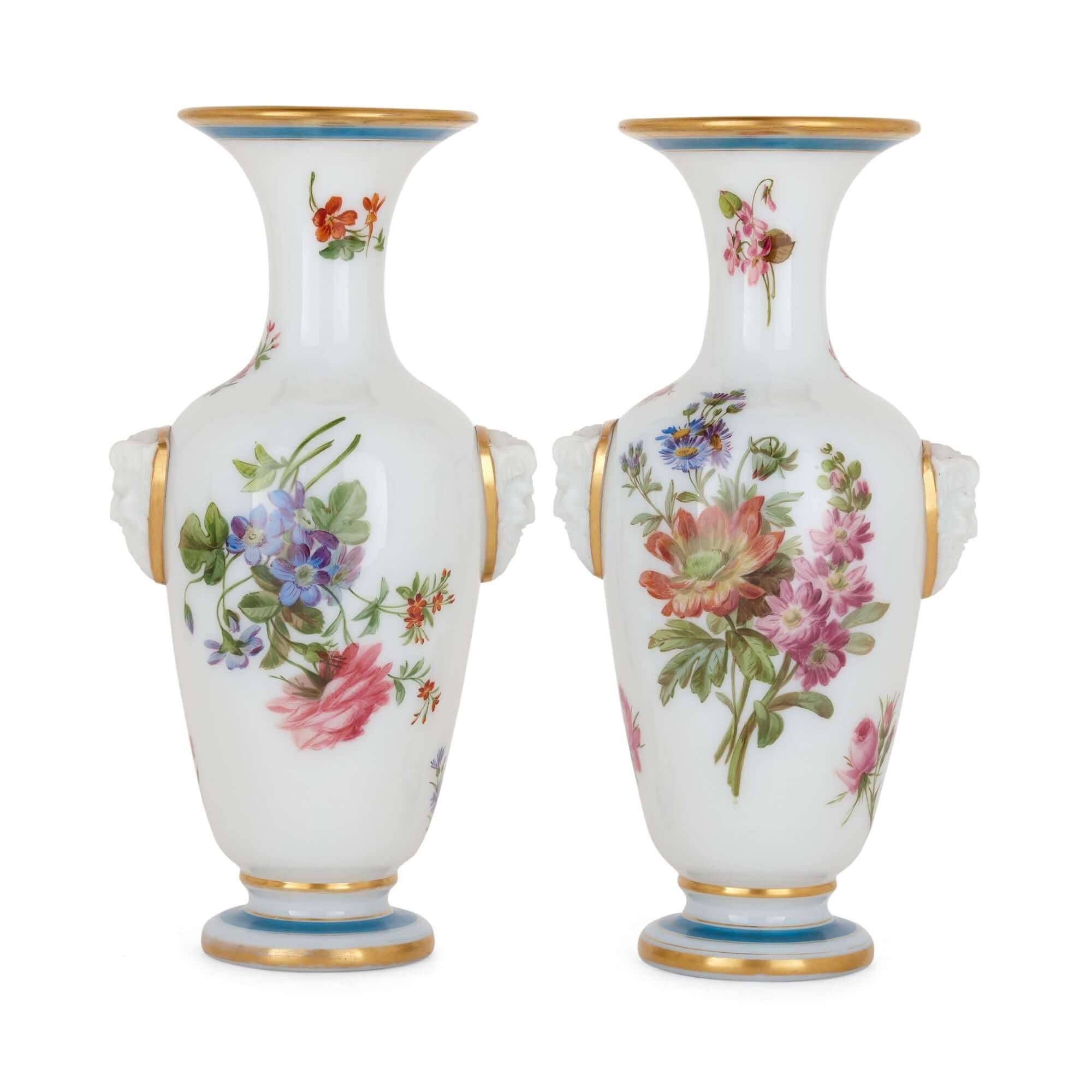 Français Paire de vases français en verre opalin à motifs floraux de Baccarat en vente