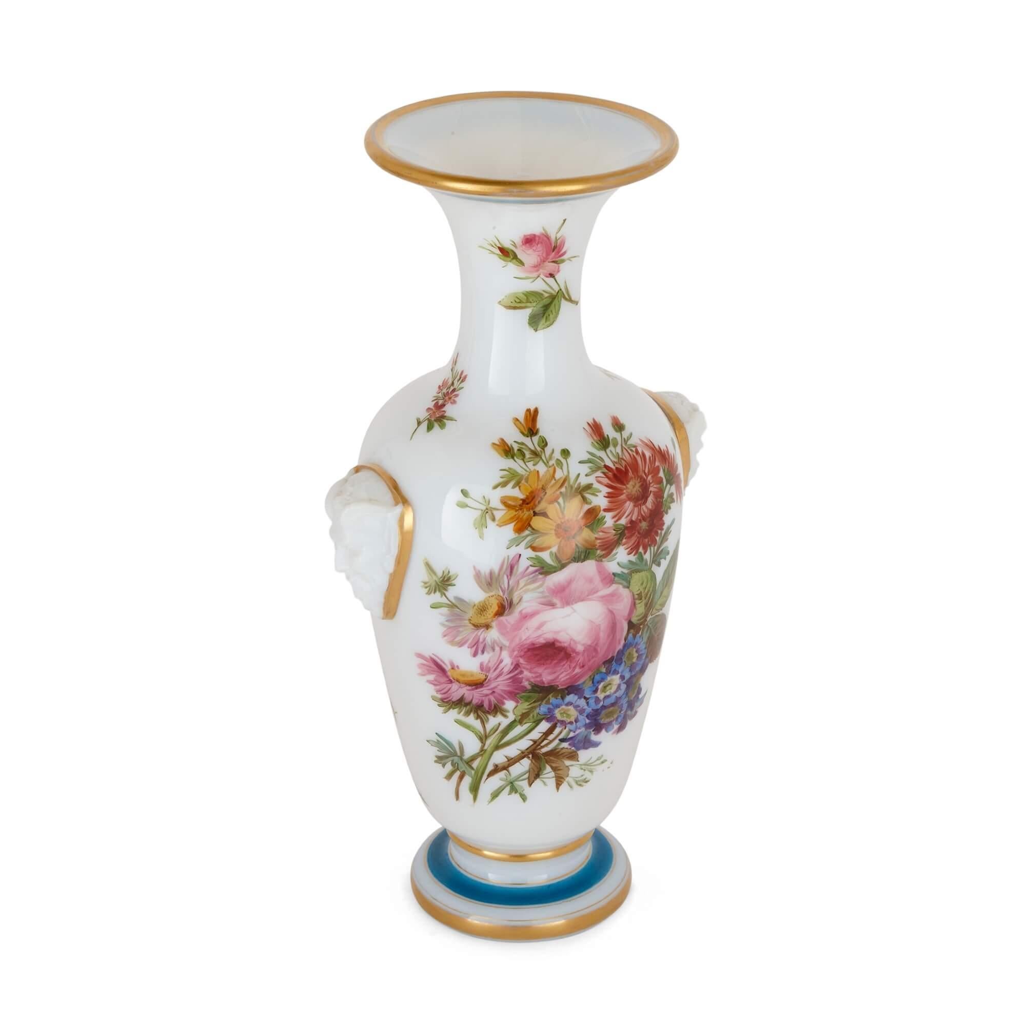 Paire de vases français en verre opalin à motifs floraux de Baccarat Bon état - En vente à London, GB