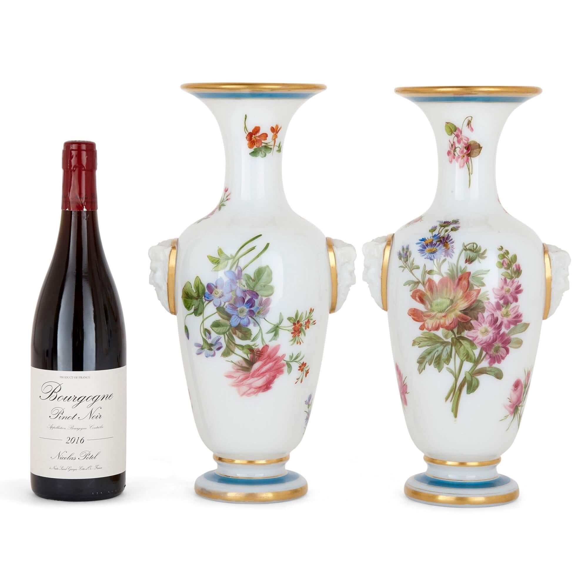 Paar französische Vasen aus geblümtem Opalglas von Baccarat im Angebot 2