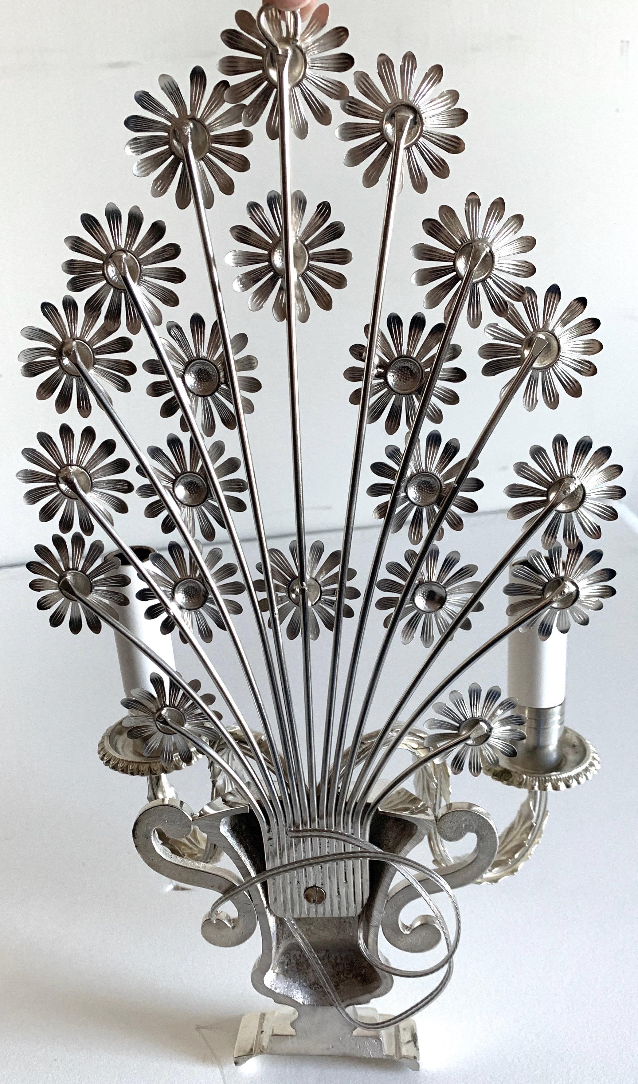 Nickel Coppia di lampade francesi a fiore in metallo in vendita