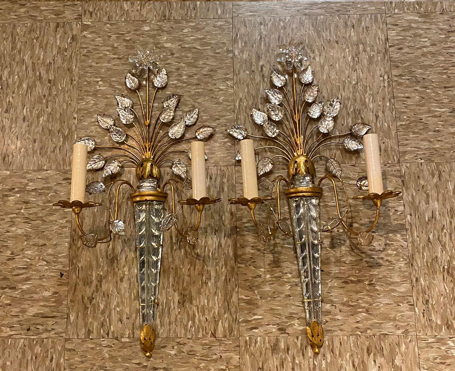 A pair of French Bagues golden sconces with glass leaves design, circa 1930s. In very good vintage condition. Lamp shade is not included.

Dealer: G302YP