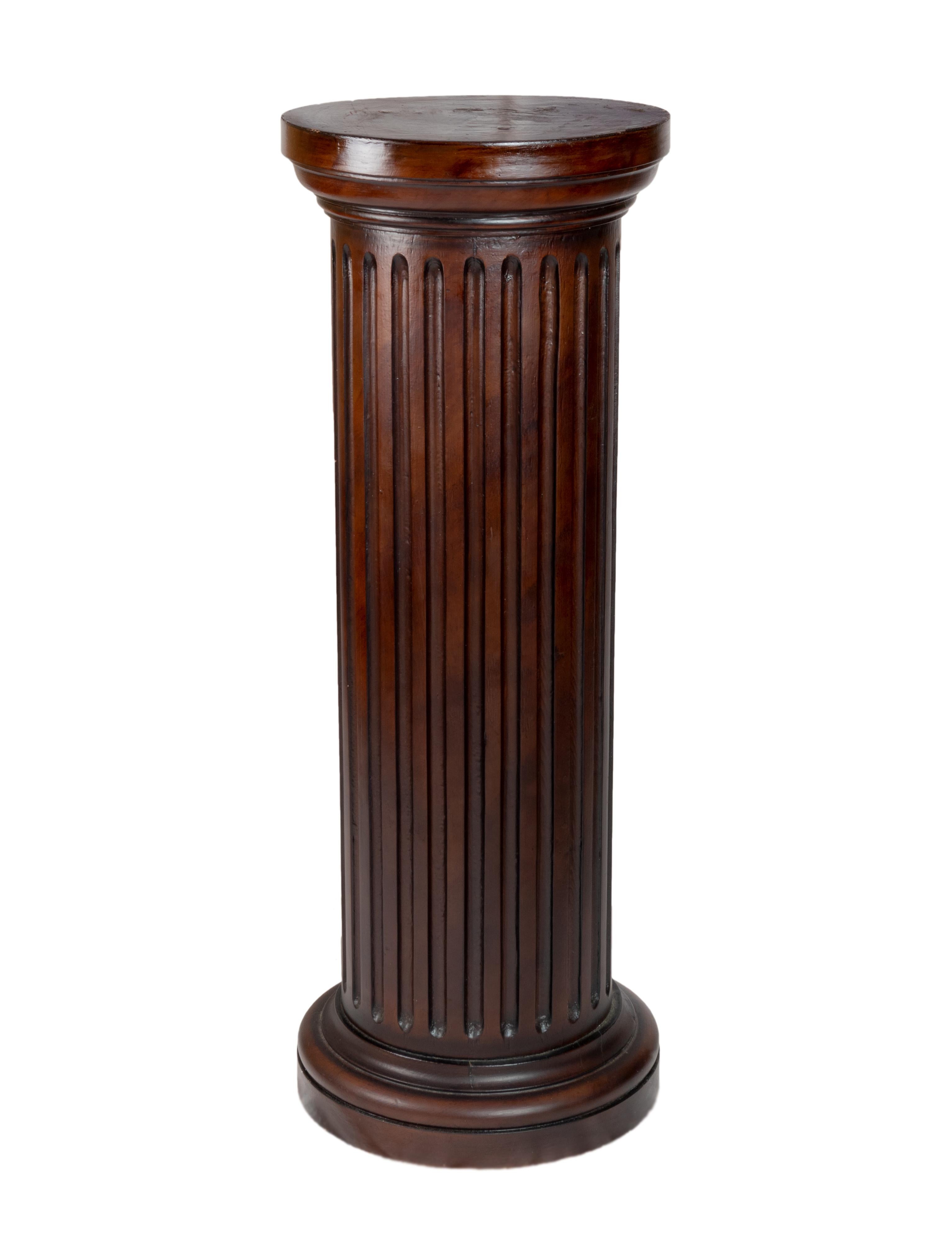 A classical pair of wooden pillars in reddish brown color lacquered doucine finish, fluted details and horizontal cornice, doric inspired columns.  

Height 39,52 in (100,4 cm)
Diameter 14,76 in (37,5 cm)