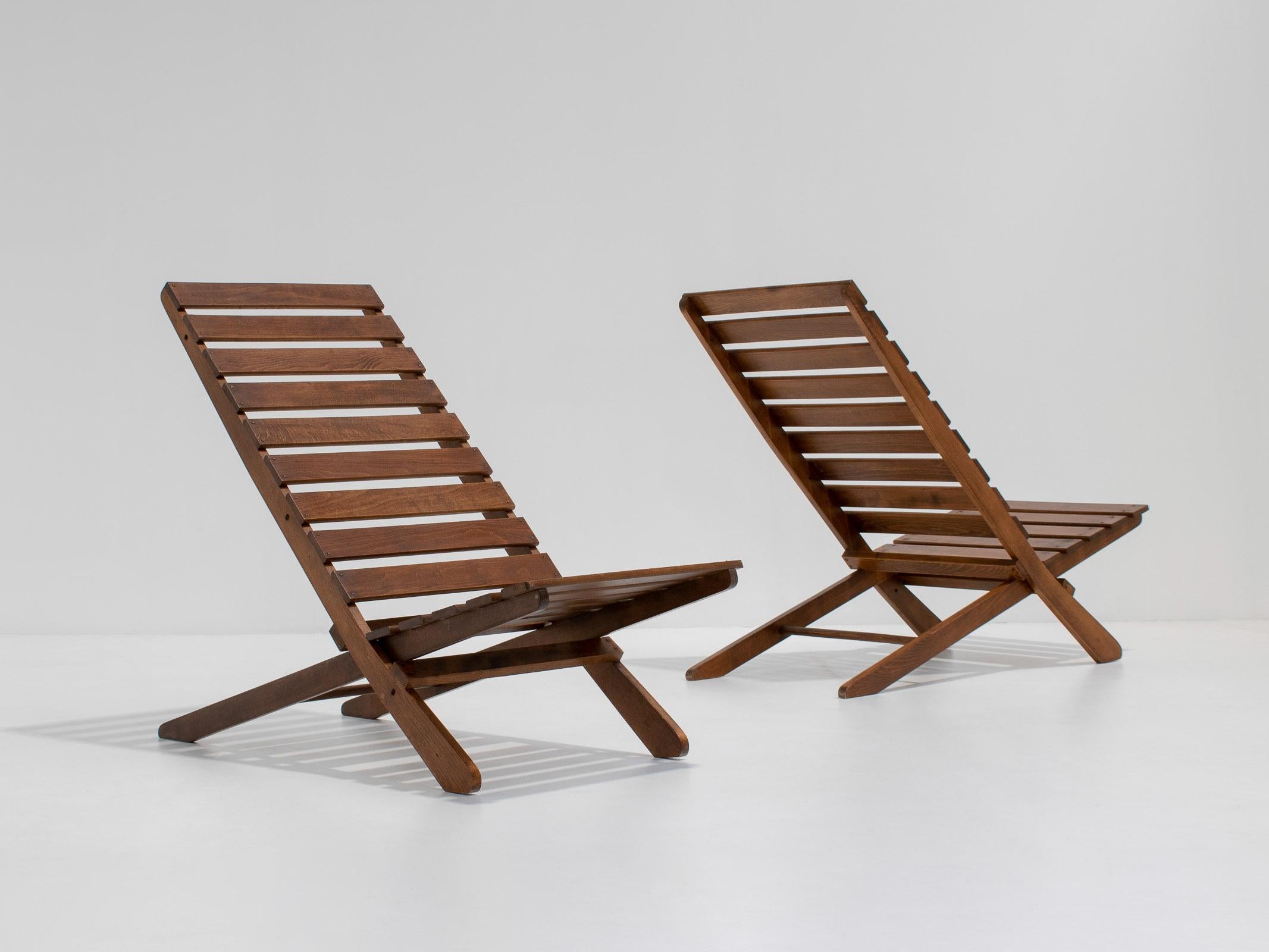 Pair of French Folding Chairs in Stained Teak, France 1950s In Good Condition For Sale In Antwerp, BE