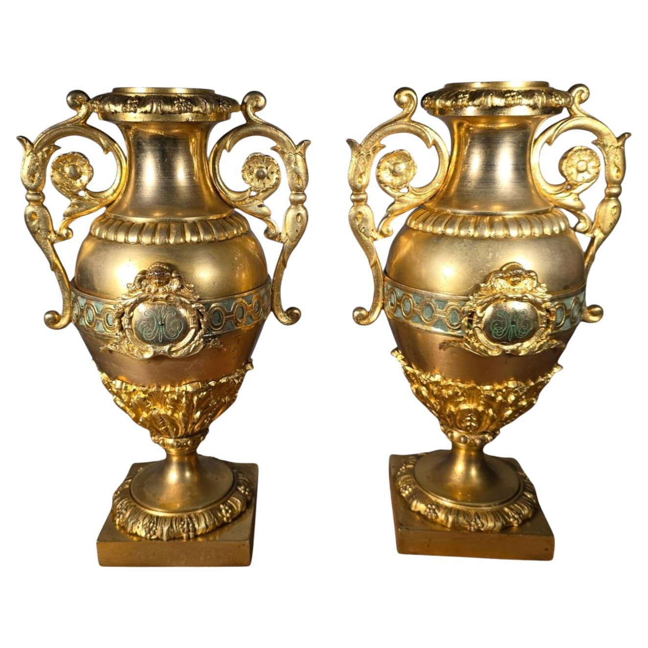 Coppia di vasi francesi in bronzo dorato con smalto turchese