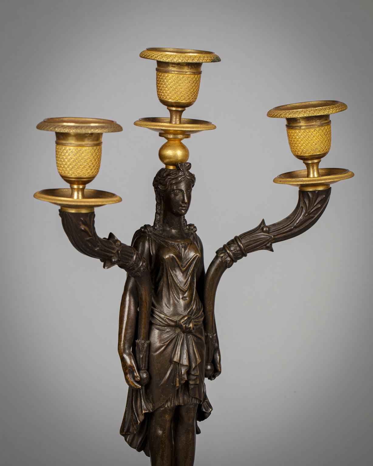 Paar französische figurale dreiflammige Kandelaber aus vergoldeter und patinierter Bronze (Frühes 19. Jahrhundert) im Angebot