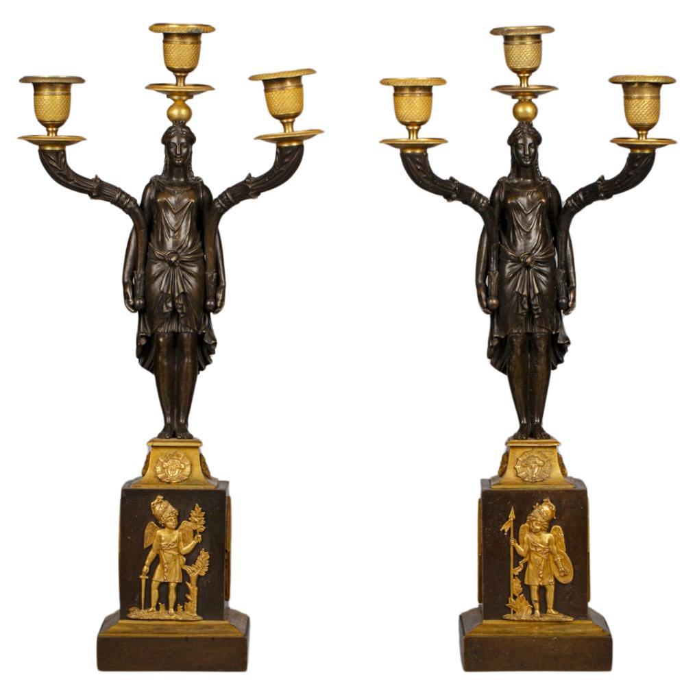 Paire de candélabres figuratifs français à trois titres en bronze doré et patiné