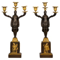 Paire de candélabres figuratifs français à trois titres en bronze doré et patiné