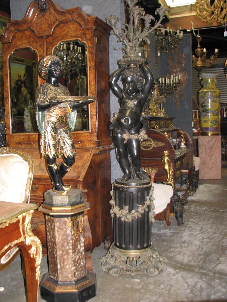 Paire de torchres figuratives franaises en bronze dor et patin Bon état à Cypress, CA