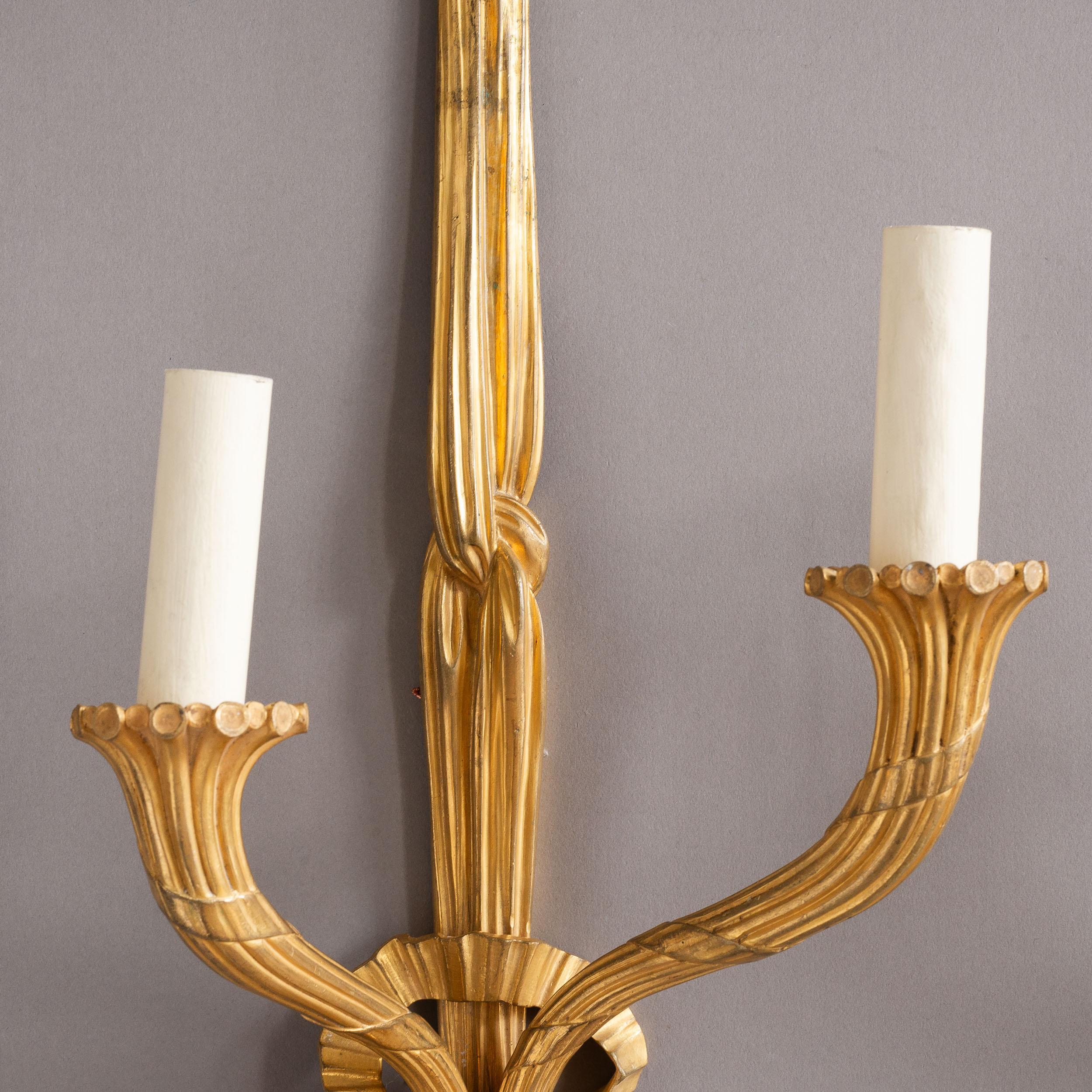 Luigi XVI Coppia di appliques francesi in ottone dorato con nastri in vendita