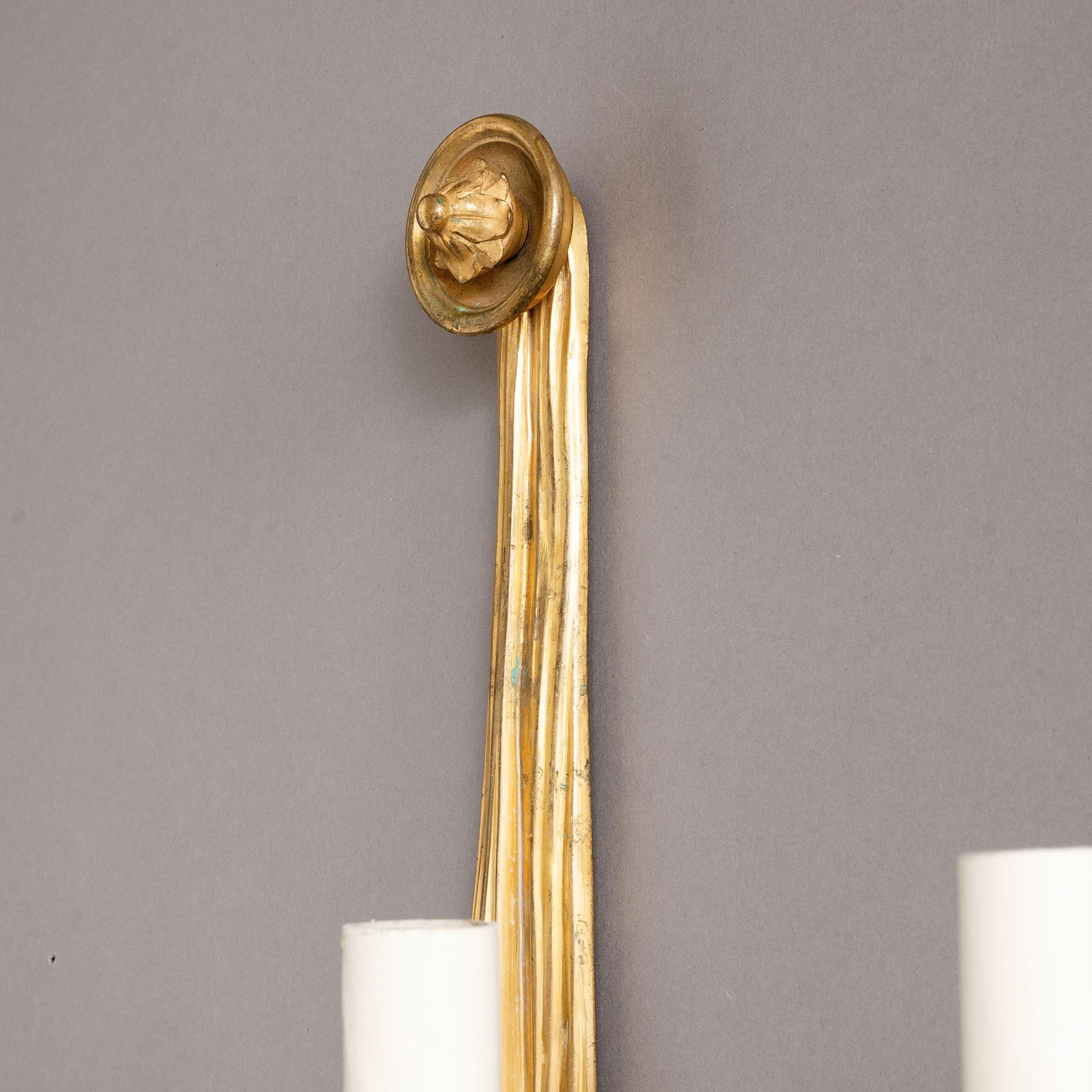 XX secolo Coppia di appliques francesi in ottone dorato con nastri in vendita