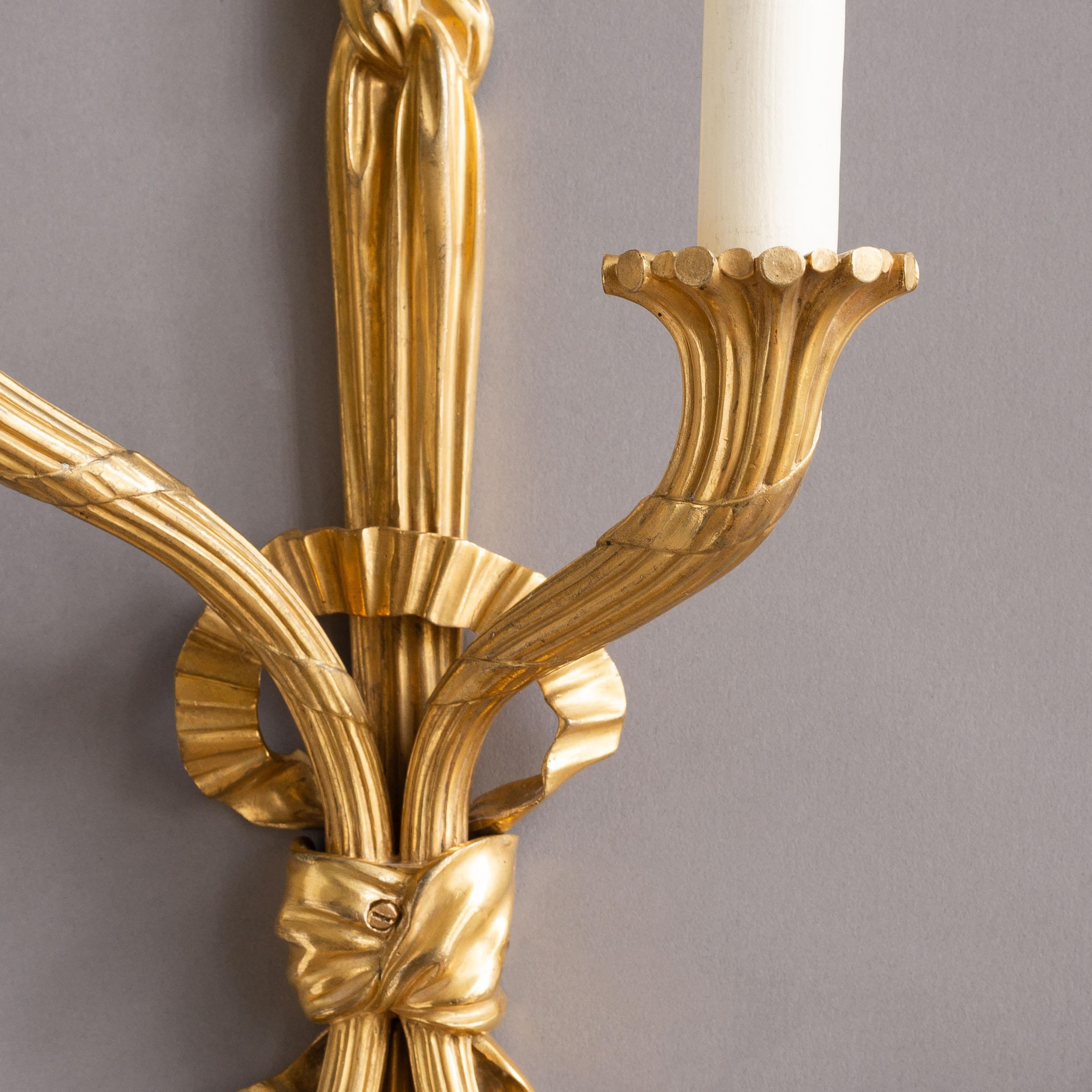 Ottone Coppia di appliques francesi in ottone dorato con nastri in vendita