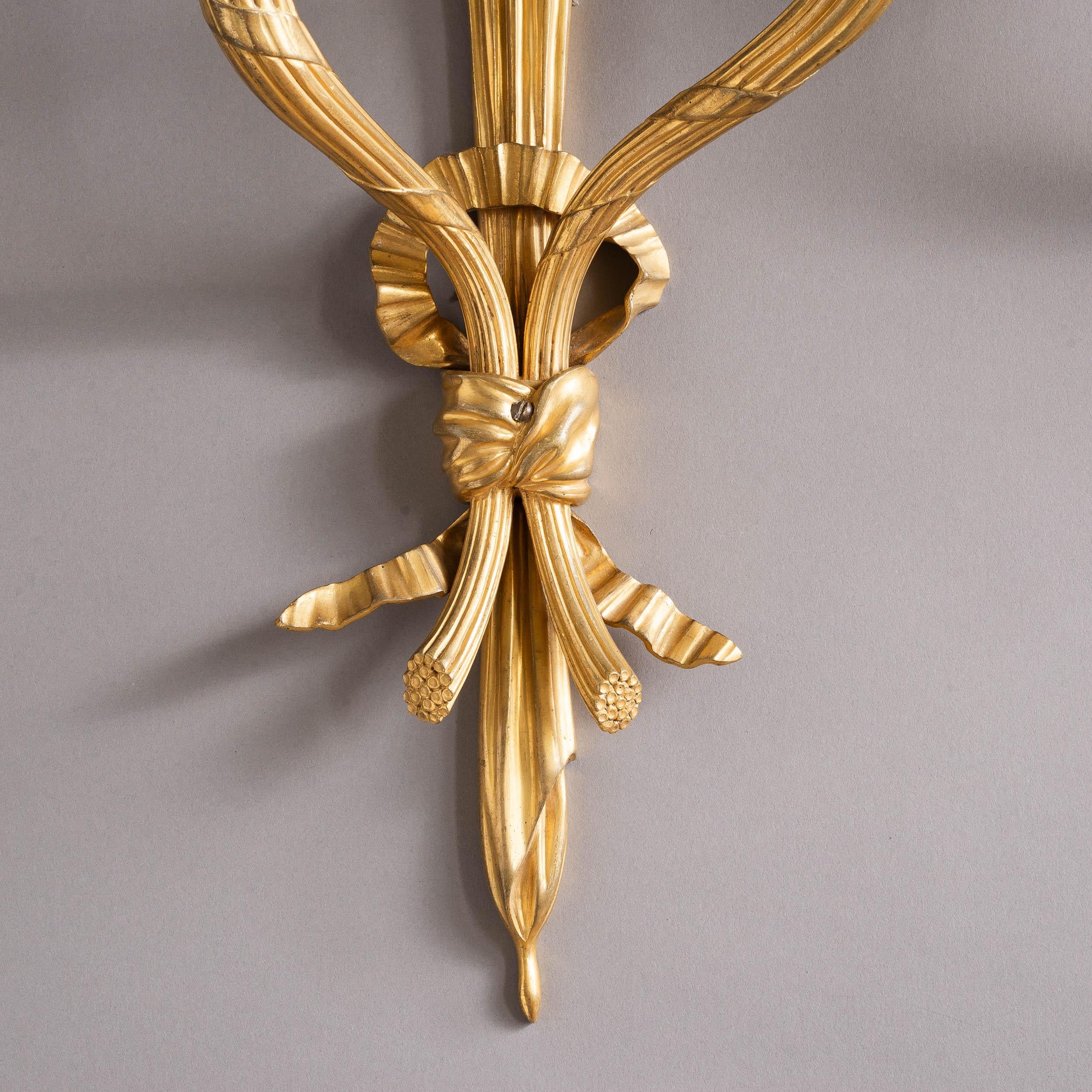 Coppia di appliques francesi in ottone dorato con nastri in vendita 1