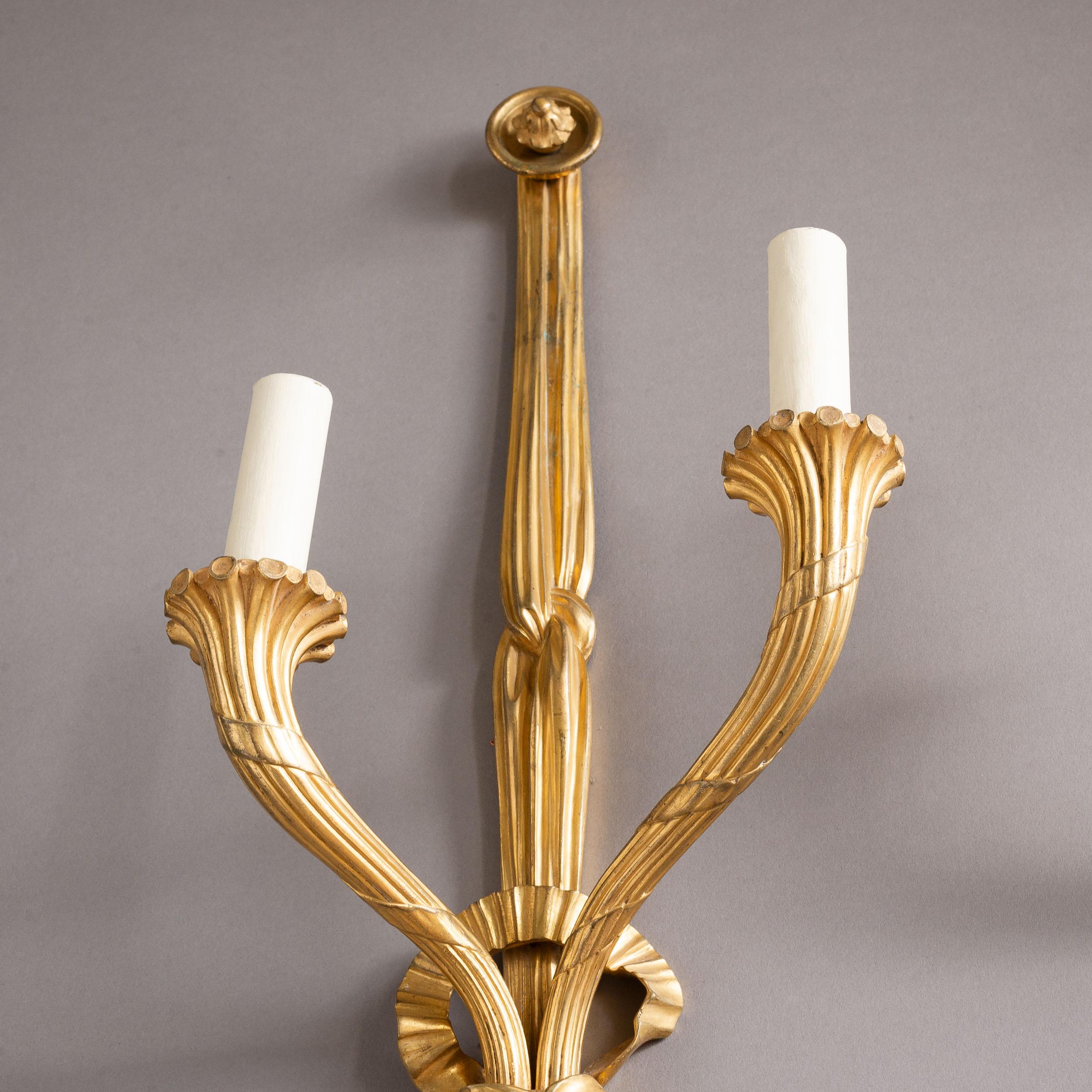 Coppia di appliques francesi in ottone dorato con nastri in vendita 2