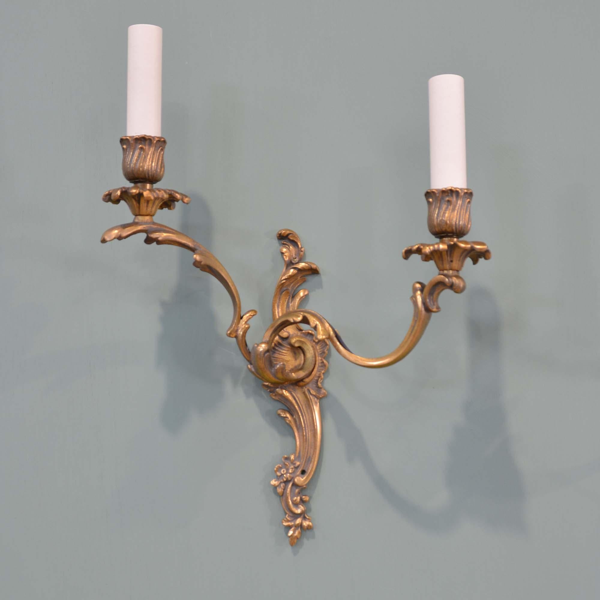 Rococo Paire d'appliques rococo en laiton doré en vente