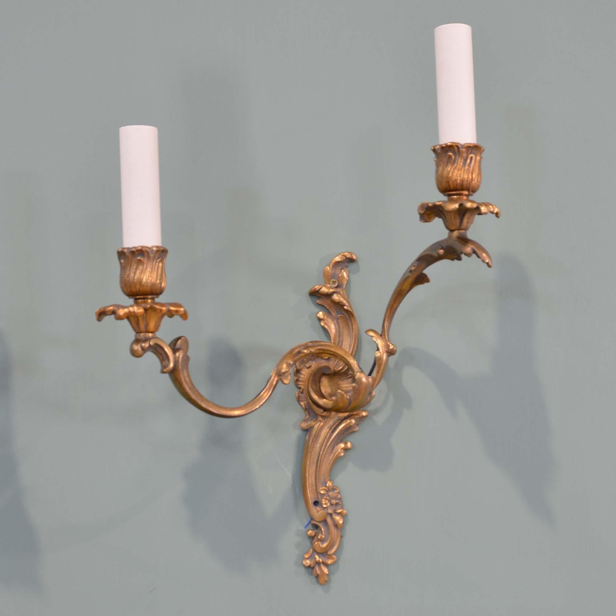 Français Paire d'appliques rococo en laiton doré en vente