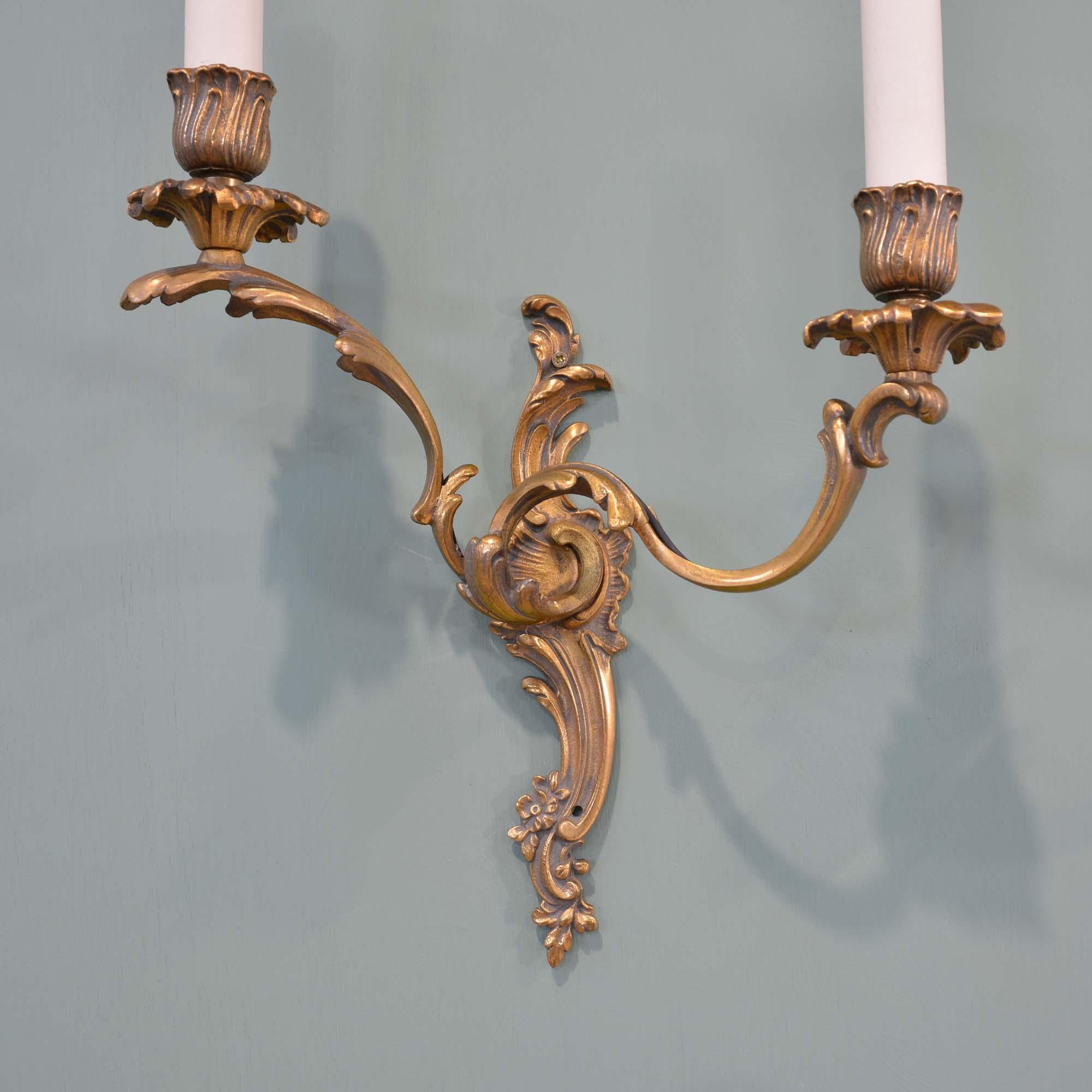 20ième siècle Paire d'appliques rococo en laiton doré en vente