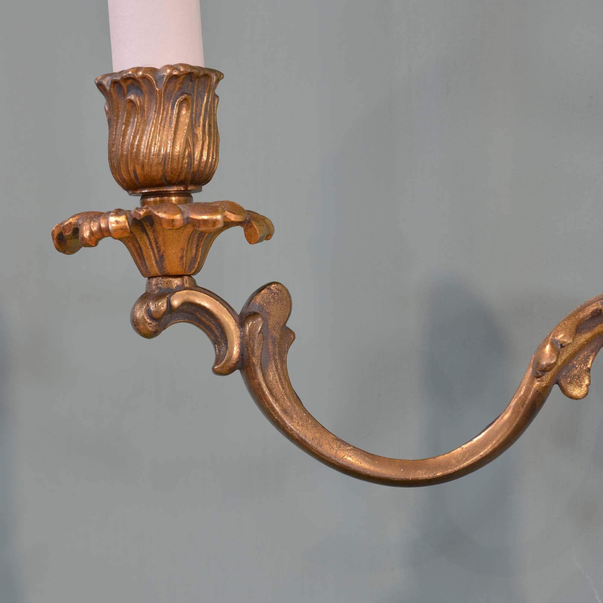 Laiton Paire d'appliques rococo en laiton doré en vente